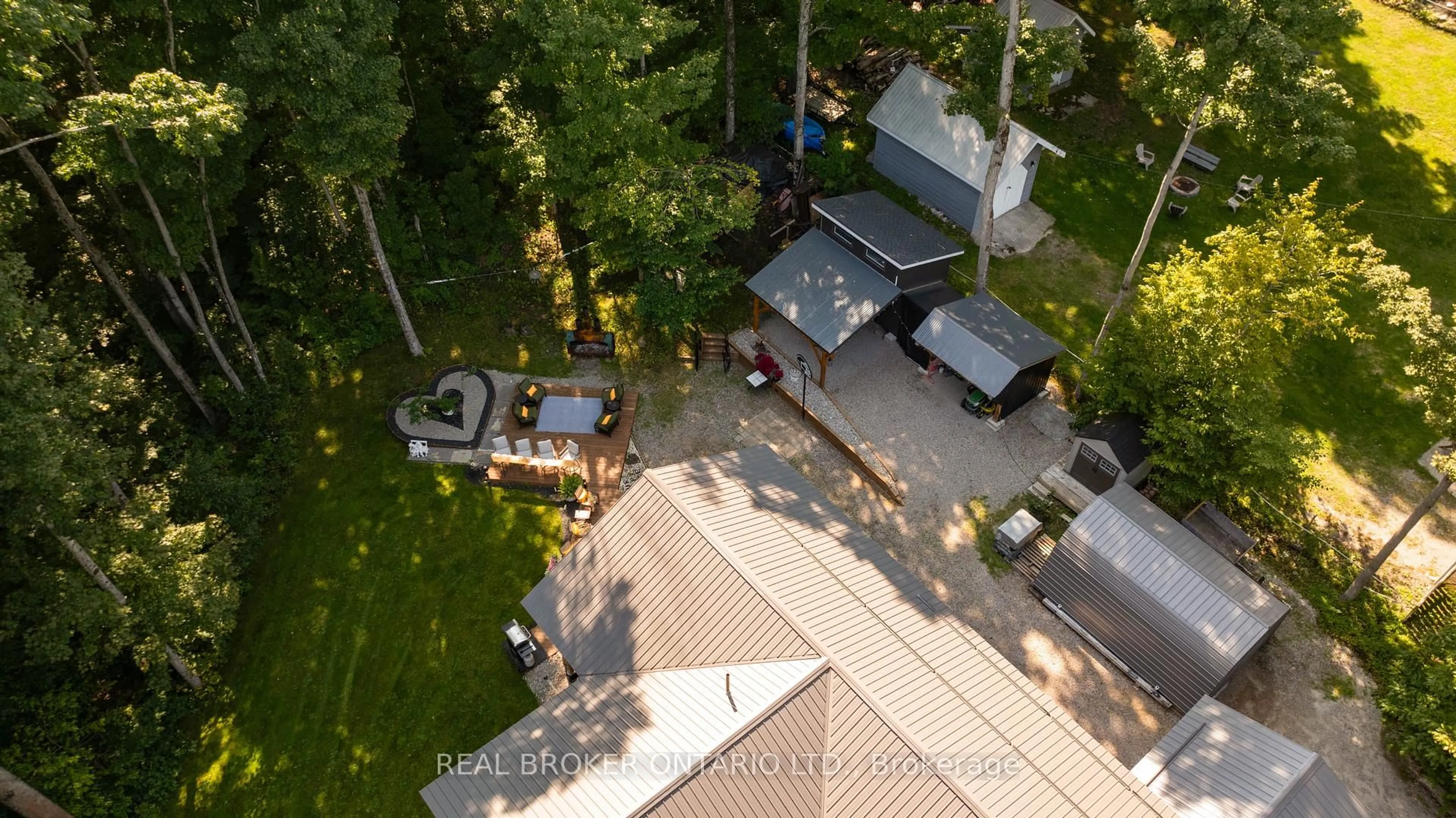 A pic from outside/outdoor area/front of a property/back of a property/a pic from drone, street for 122 Timcourt Dr, Tiny Ontario L9M 0B9