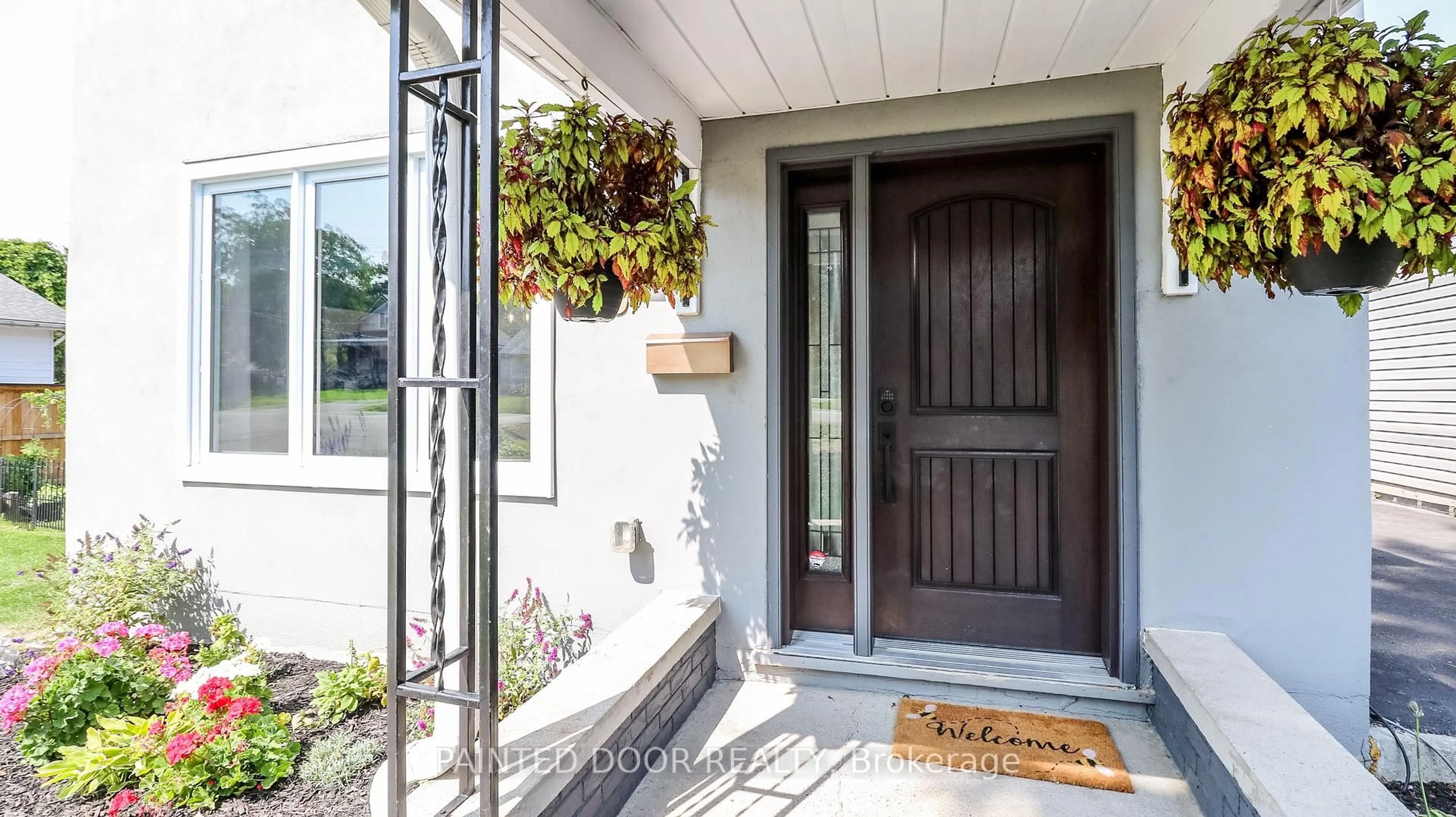 Indoor entryway for 96 Bond St, Orillia Ontario L3V 1J8