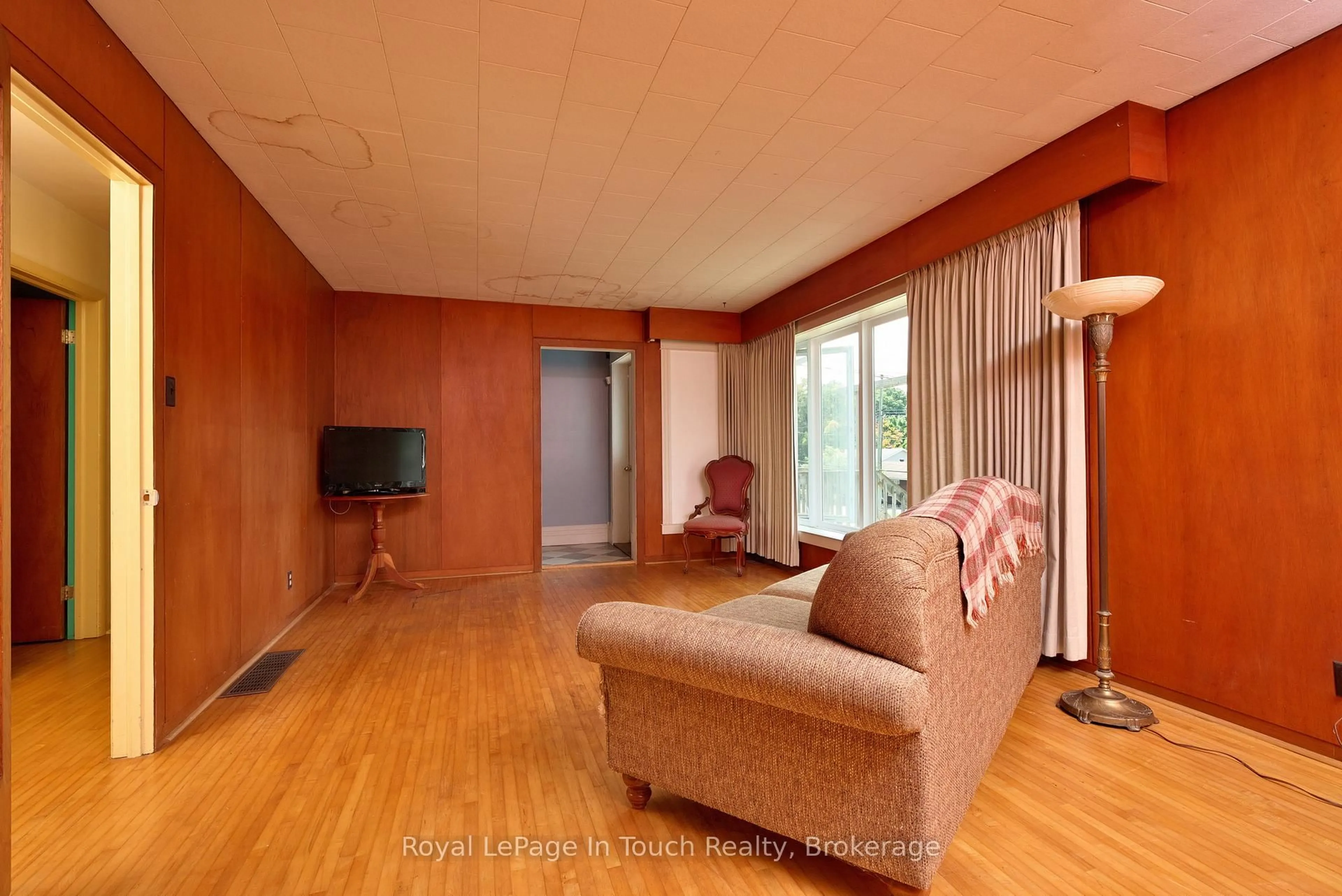 Living room with furniture, wood/laminate floor for 319 Church St, Penetanguishene Ontario L9M 1G5