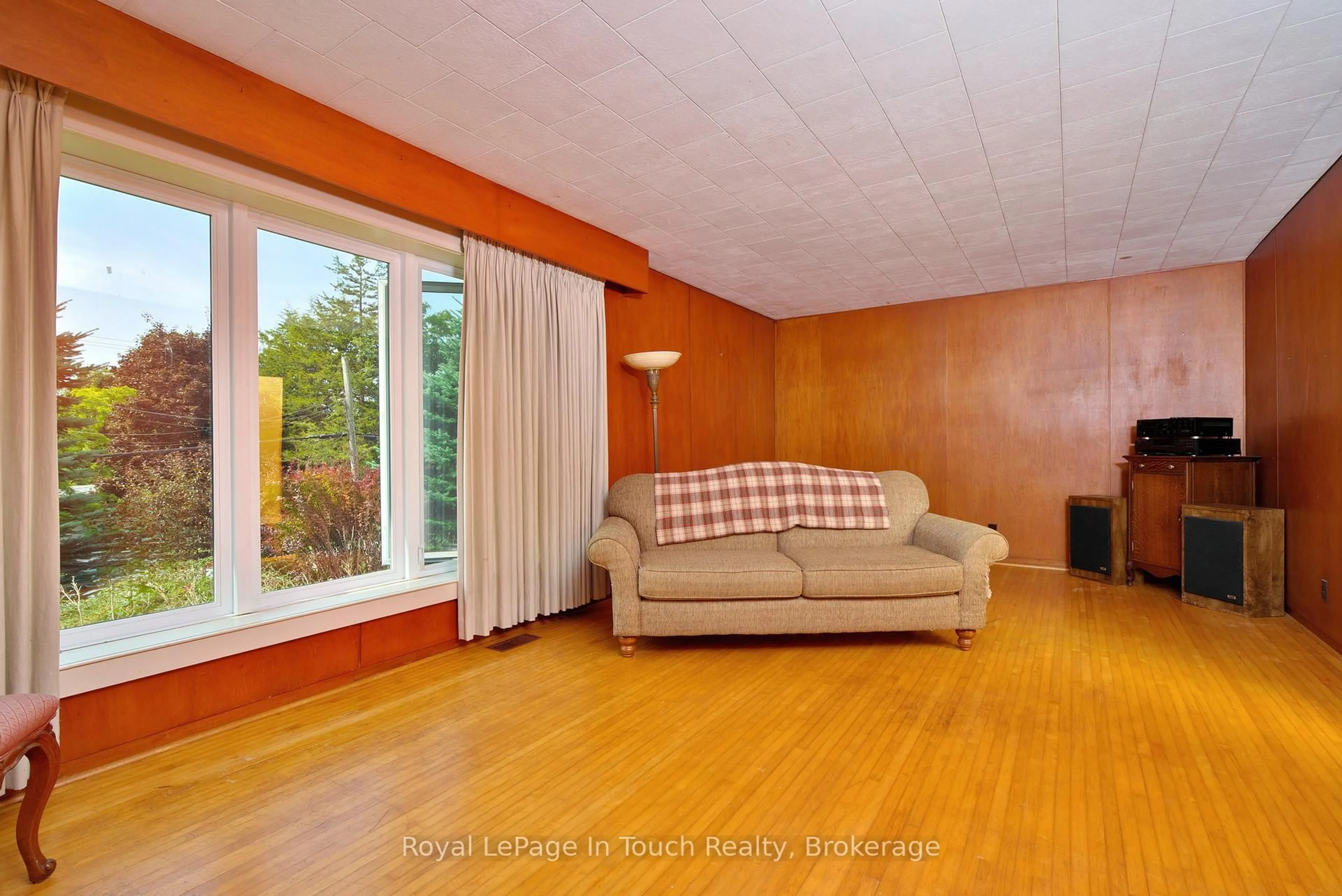 Living room with furniture, wood/laminate floor for 319 Church St, Penetanguishene Ontario L9M 1G5