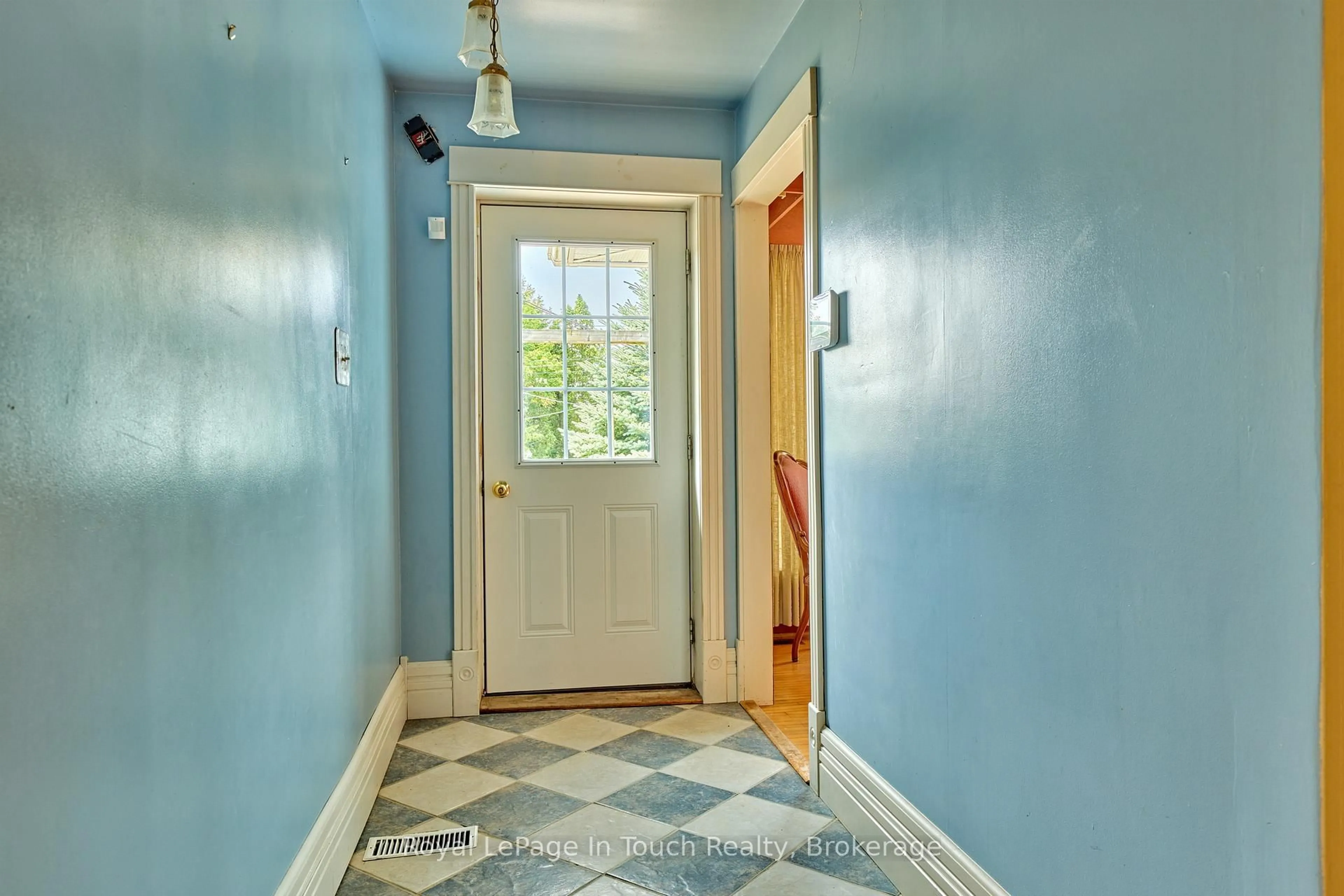 Indoor entryway for 319 Church St, Penetanguishene Ontario L9M 1G5