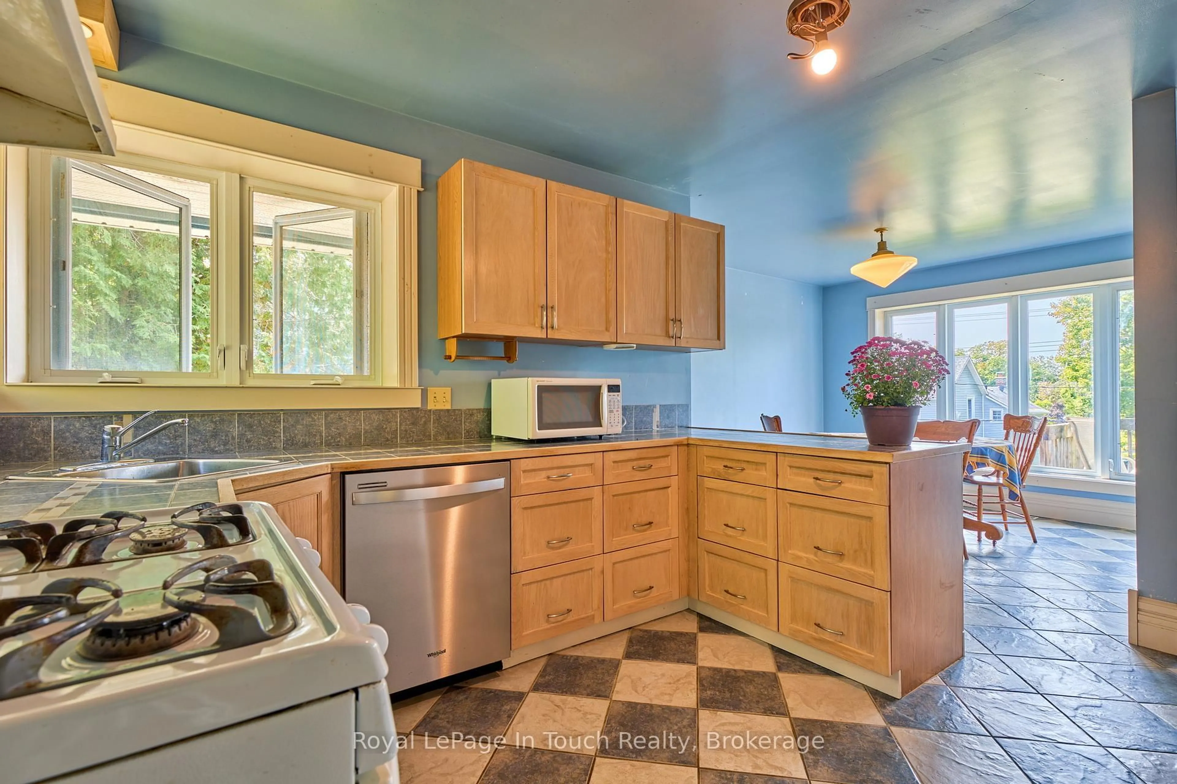 Standard kitchen, ceramic/tile floor for 319 Church St, Penetanguishene Ontario L9M 1G5