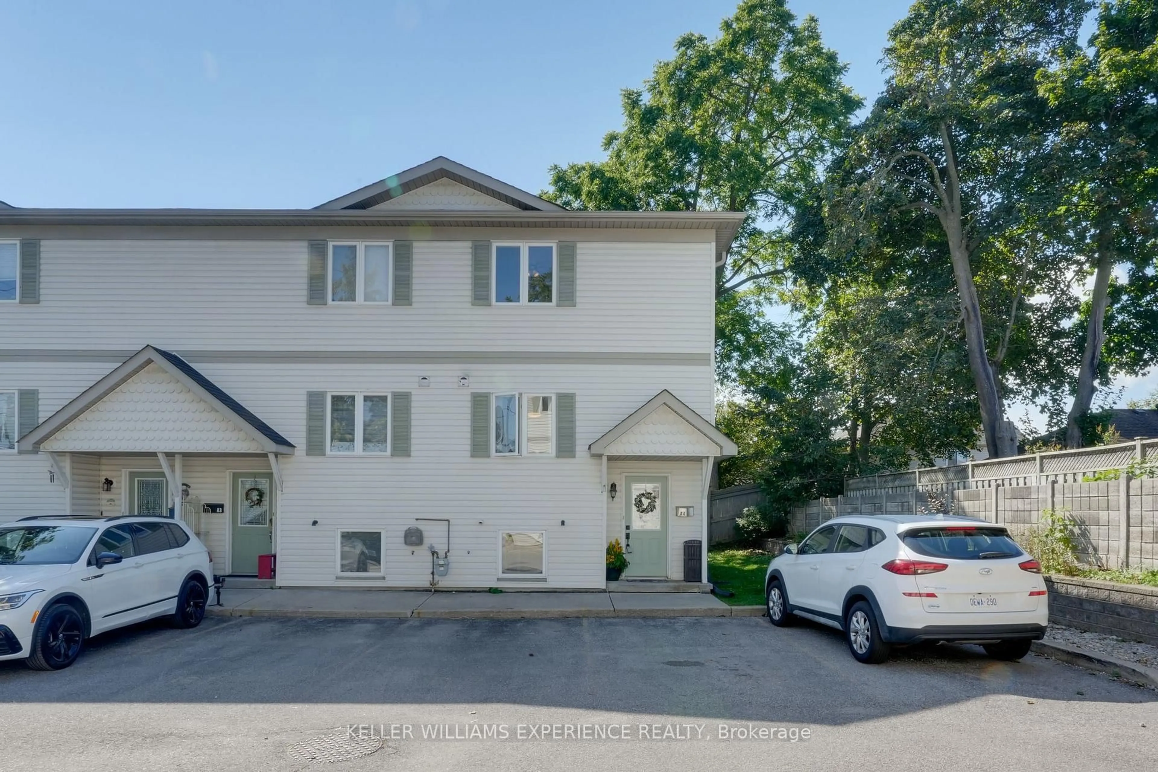 A pic from outside/outdoor area/front of a property/back of a property/a pic from drone, street for 440 Yonge St #A4, Barrie Ontario L4N 4E2