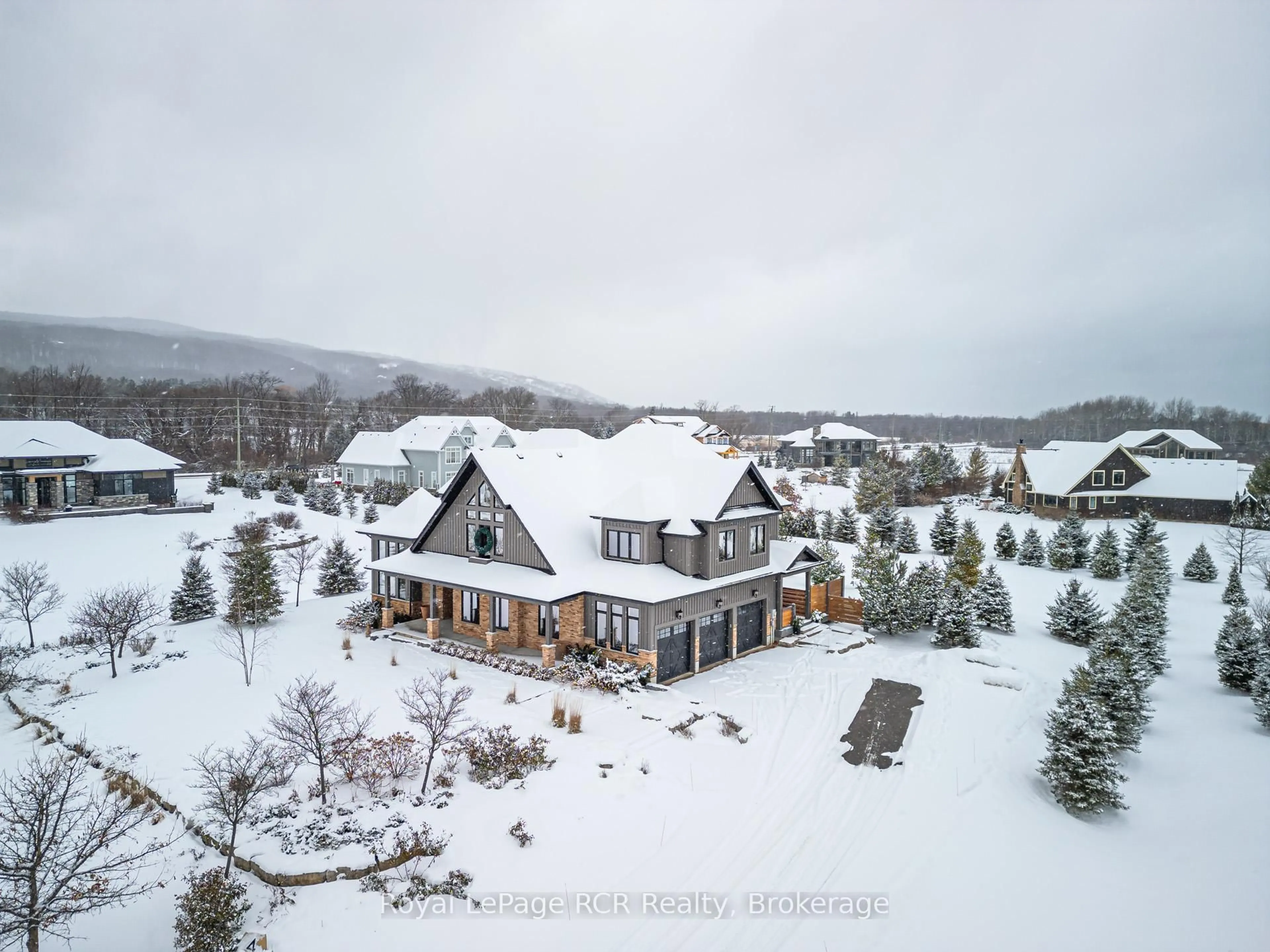 A pic from outside/outdoor area/front of a property/back of a property/a pic from drone, mountain view for 4 Meadowlark Way, Clearview Ontario L9Y 0K1