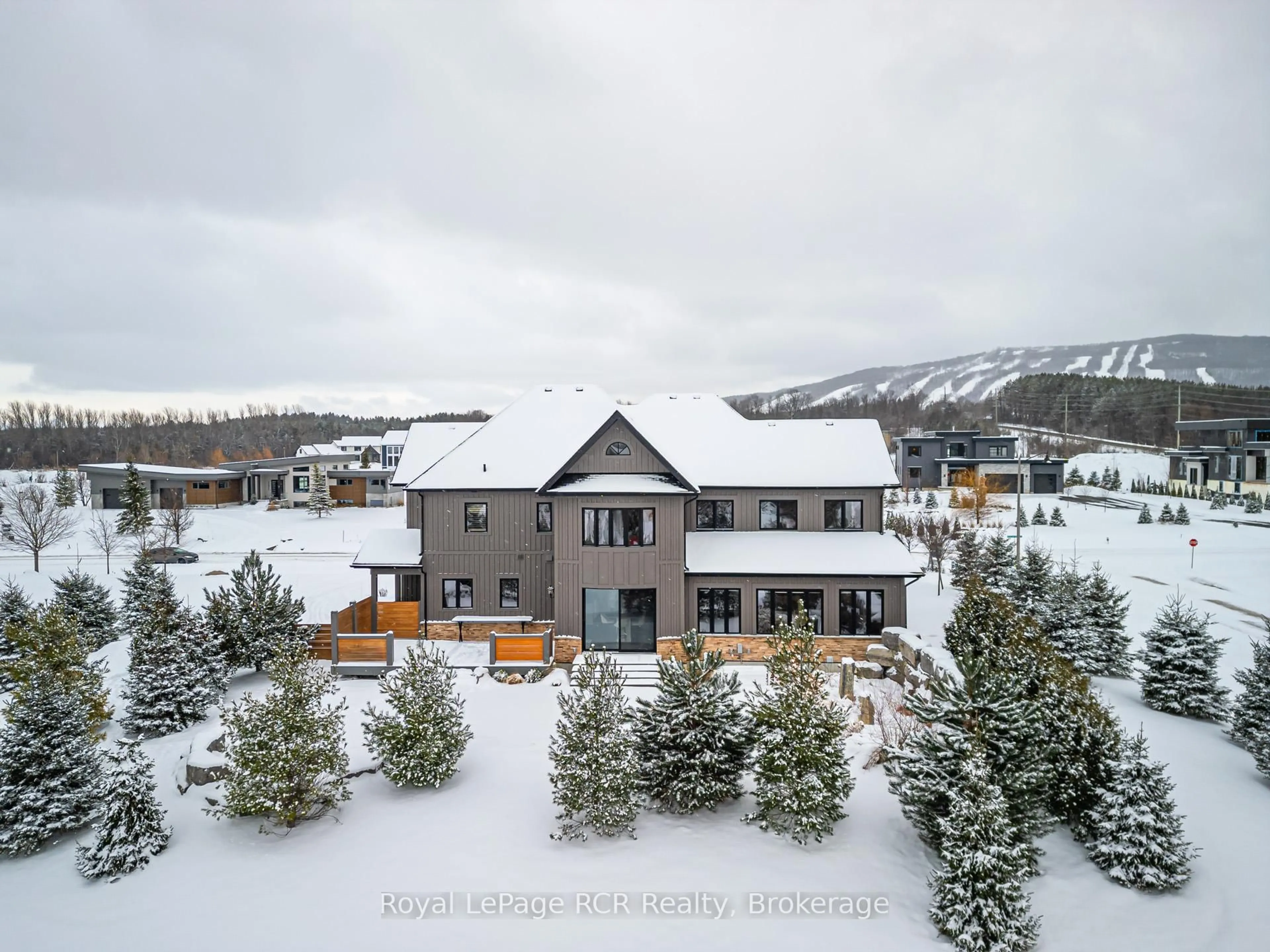 A pic from outside/outdoor area/front of a property/back of a property/a pic from drone, mountain view for 4 Meadowlark Way, Clearview Ontario L9Y 0K1