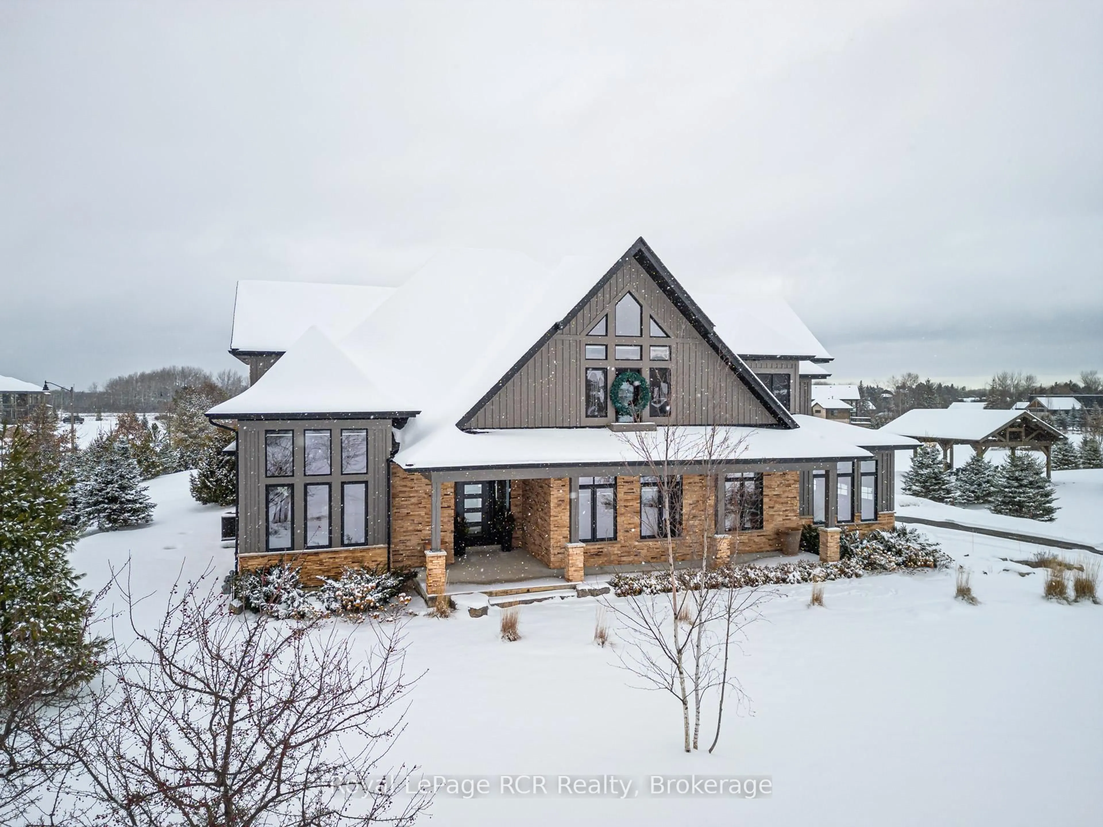 A pic from outside/outdoor area/front of a property/back of a property/a pic from drone, mountain view for 4 Meadowlark Way, Clearview Ontario L9Y 0K1