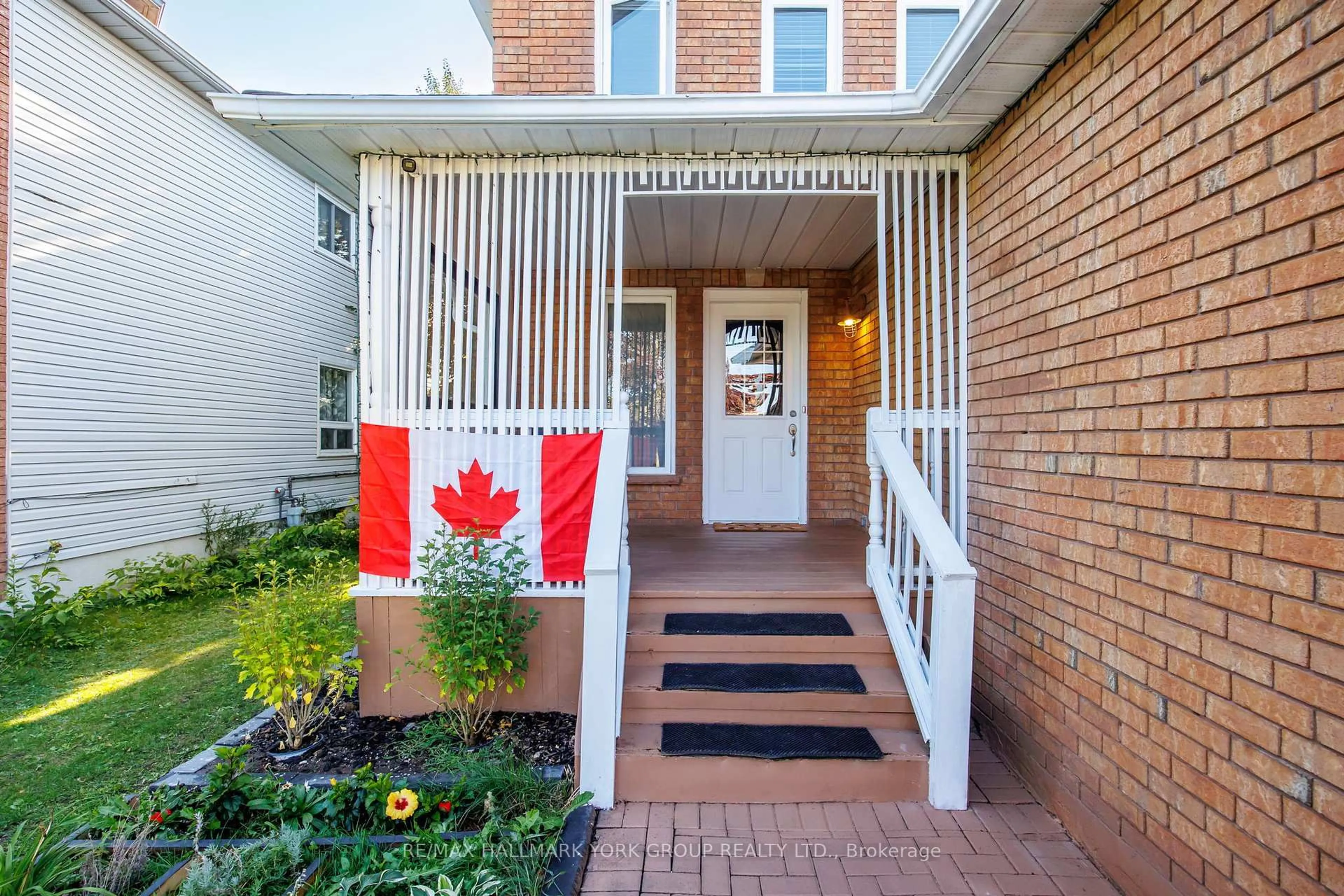 Indoor entryway for 392 Anne St, Barrie Ontario L4N 7A4
