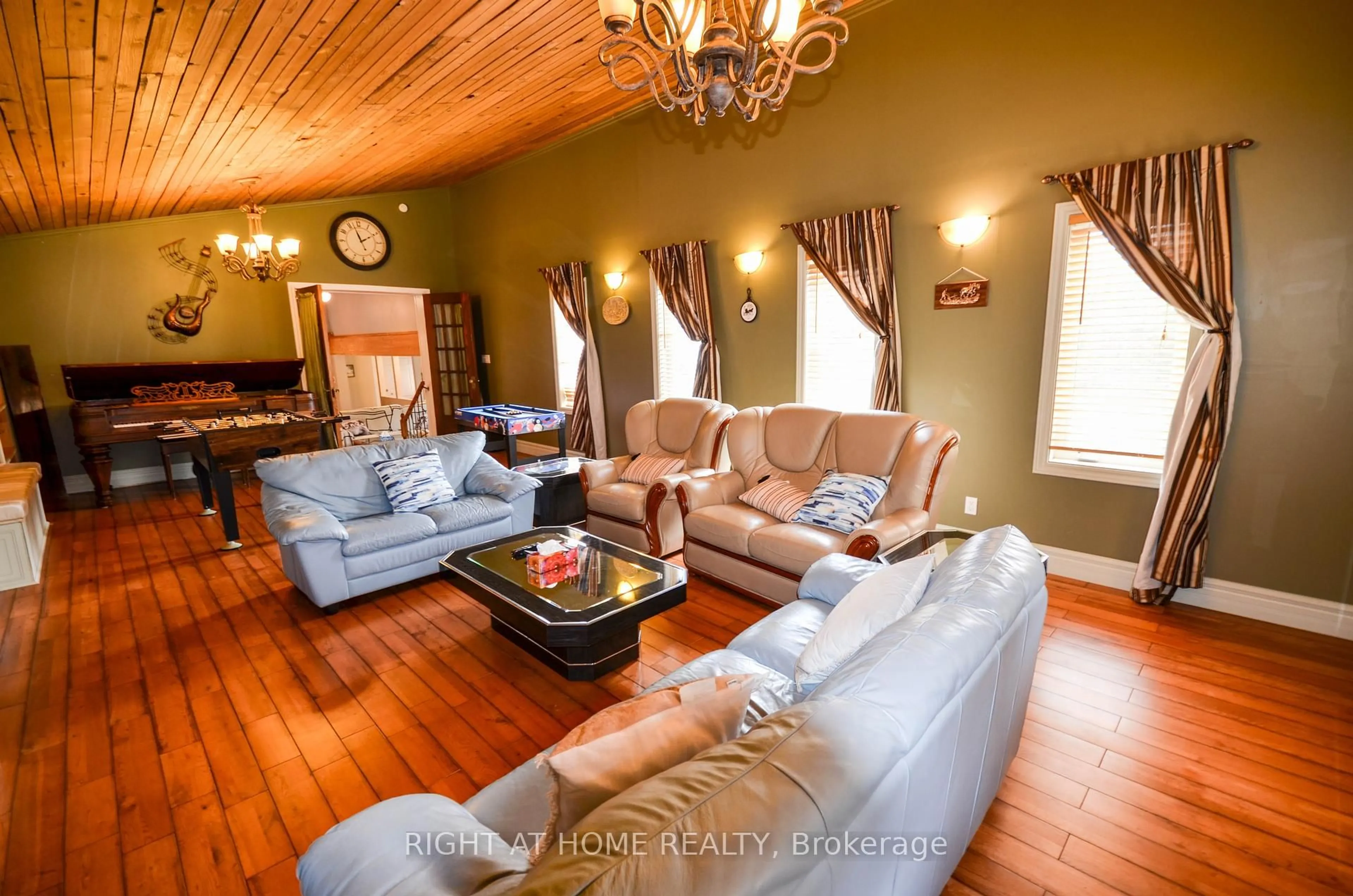 Living room with furniture, wood/laminate floor for 49 WINFIELD Dr, Tay Ontario L0K 2A0