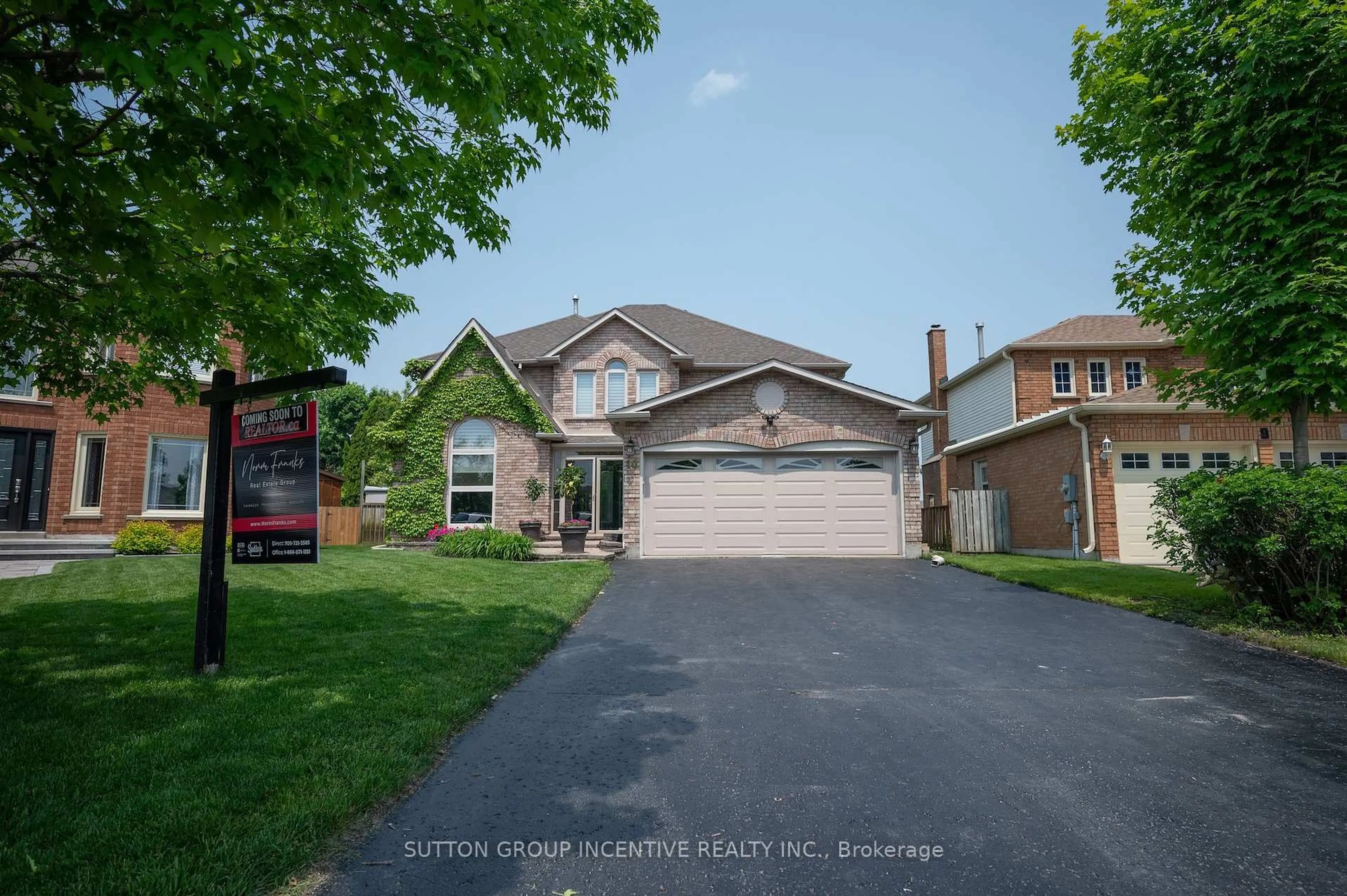 Home with brick exterior material, street for 10 Gordon Crt, Barrie Ontario L4N 7A4