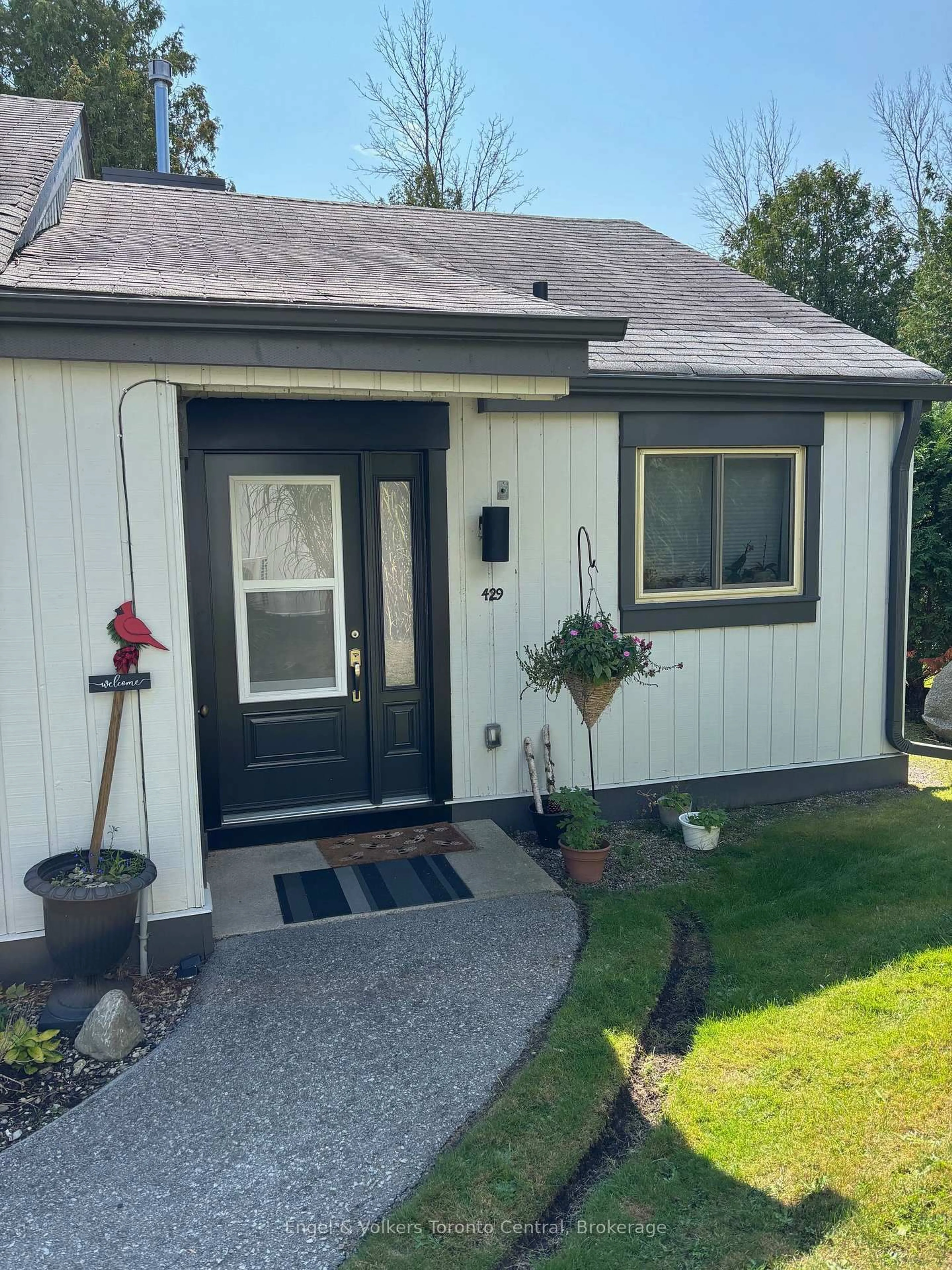 Home with vinyl exterior material, street for 429 Oxbow Cres #17, Collingwood Ontario L9Y 5B4