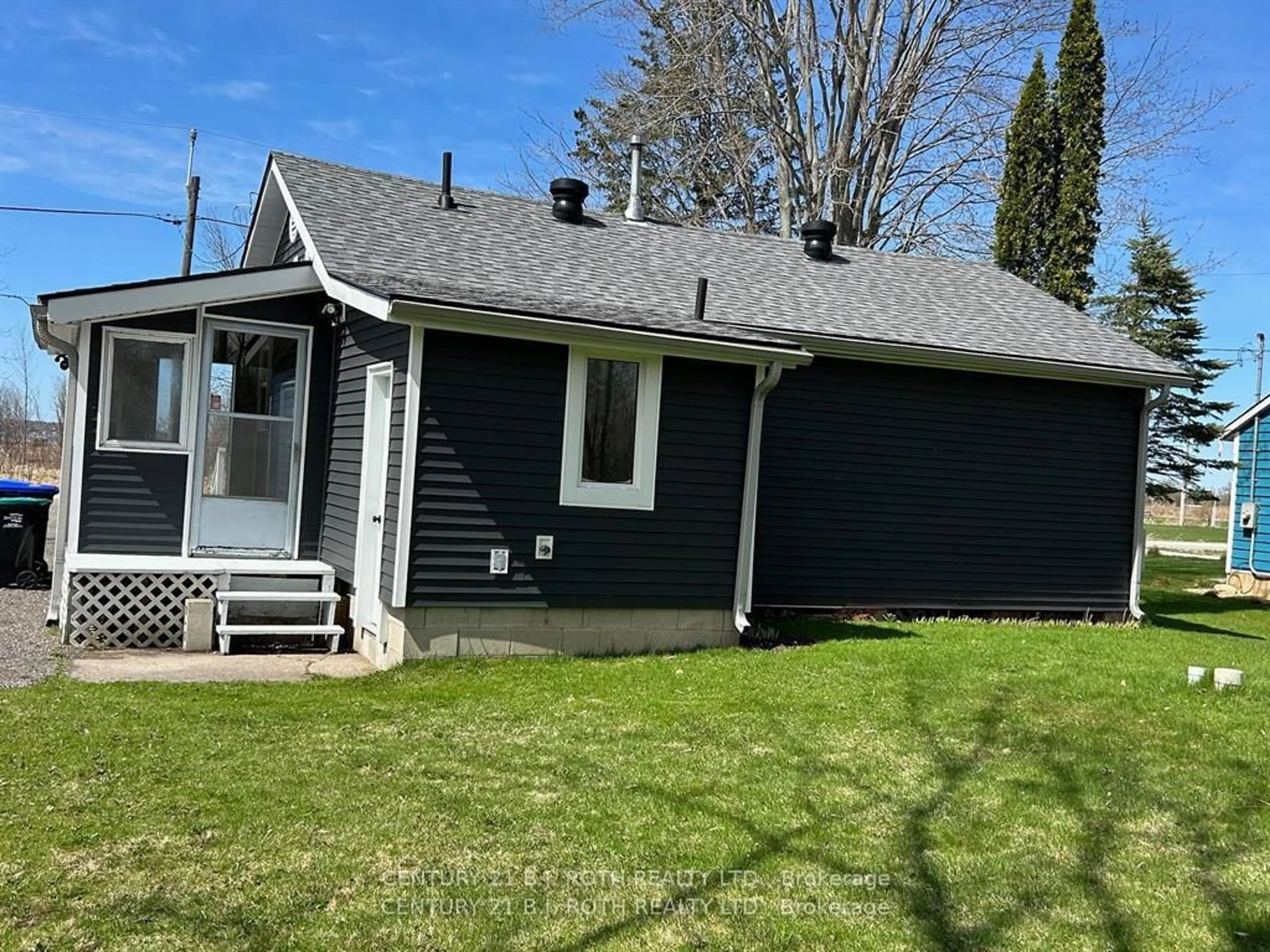 A pic from outside/outdoor area/front of a property/back of a property/a pic from drone, street for 5 Delta Dr, Tay Ontario L0K 2C0