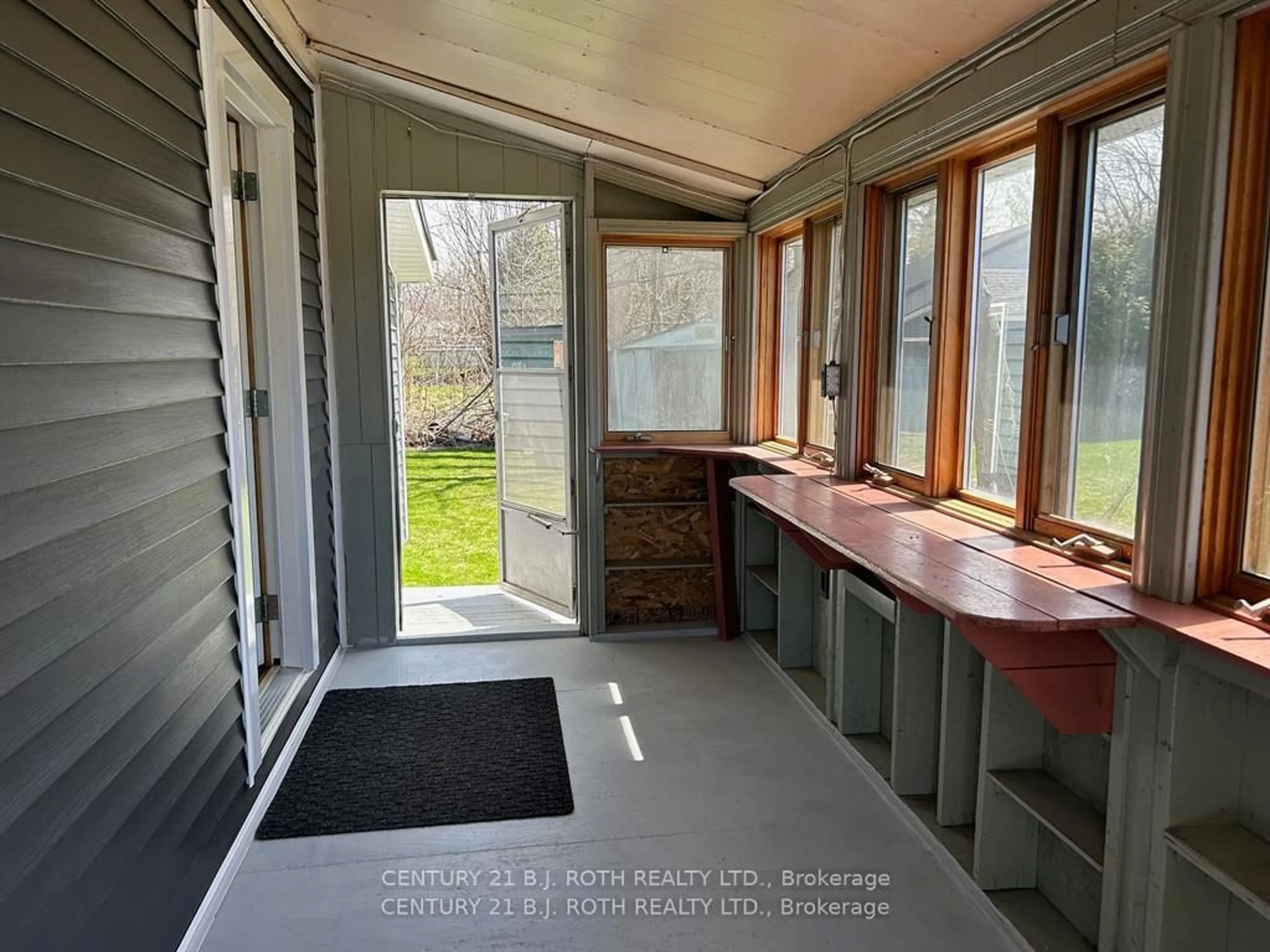 Indoor entryway for 5 Delta Dr, Tay Ontario L0K 2C0