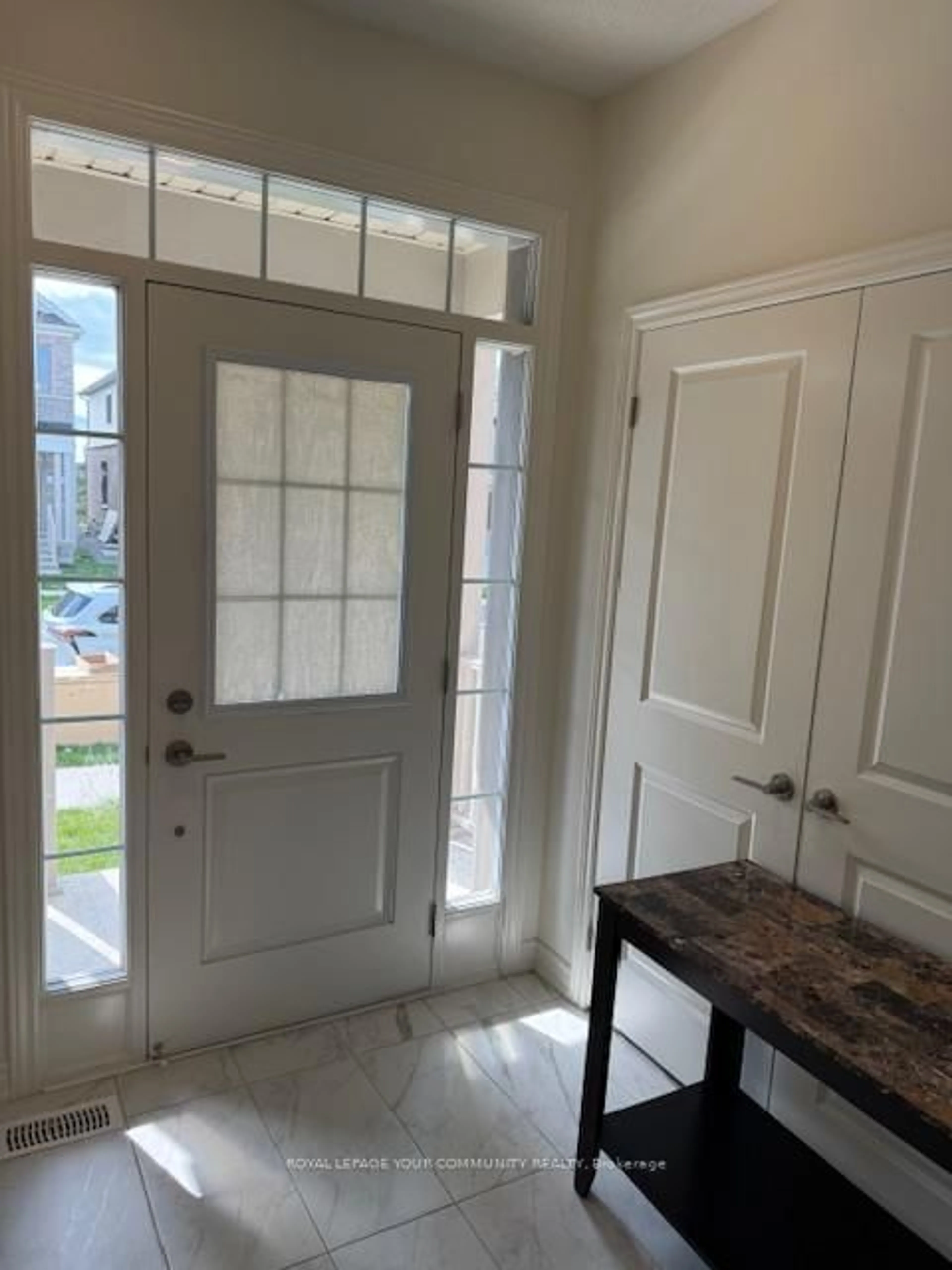 Indoor entryway for 65 Phoenix Blvd, Barrie Ontario L9J 0P7