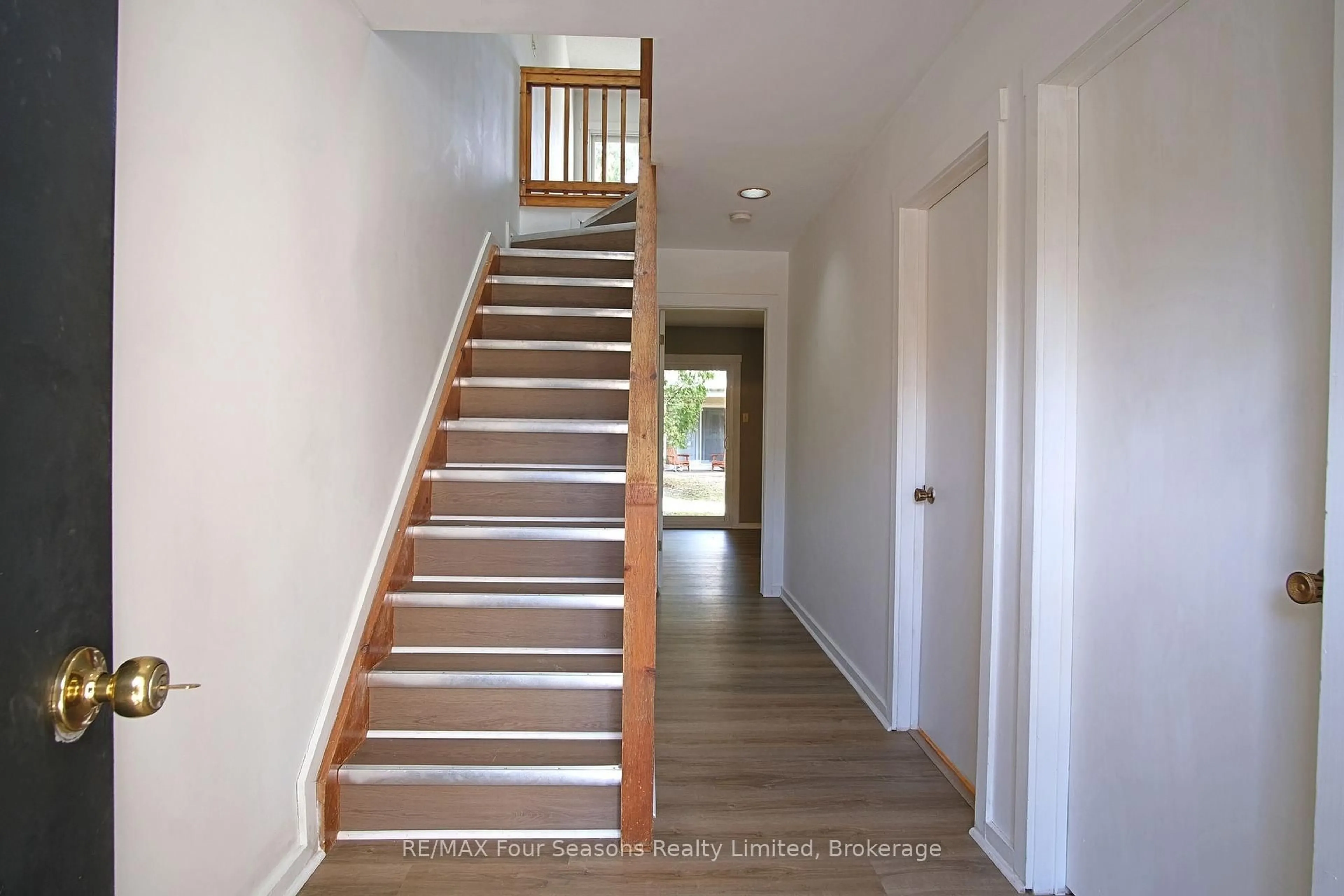 Indoor entryway for 22 Dawson Dr #534, Collingwood Ontario L9Y 5B4
