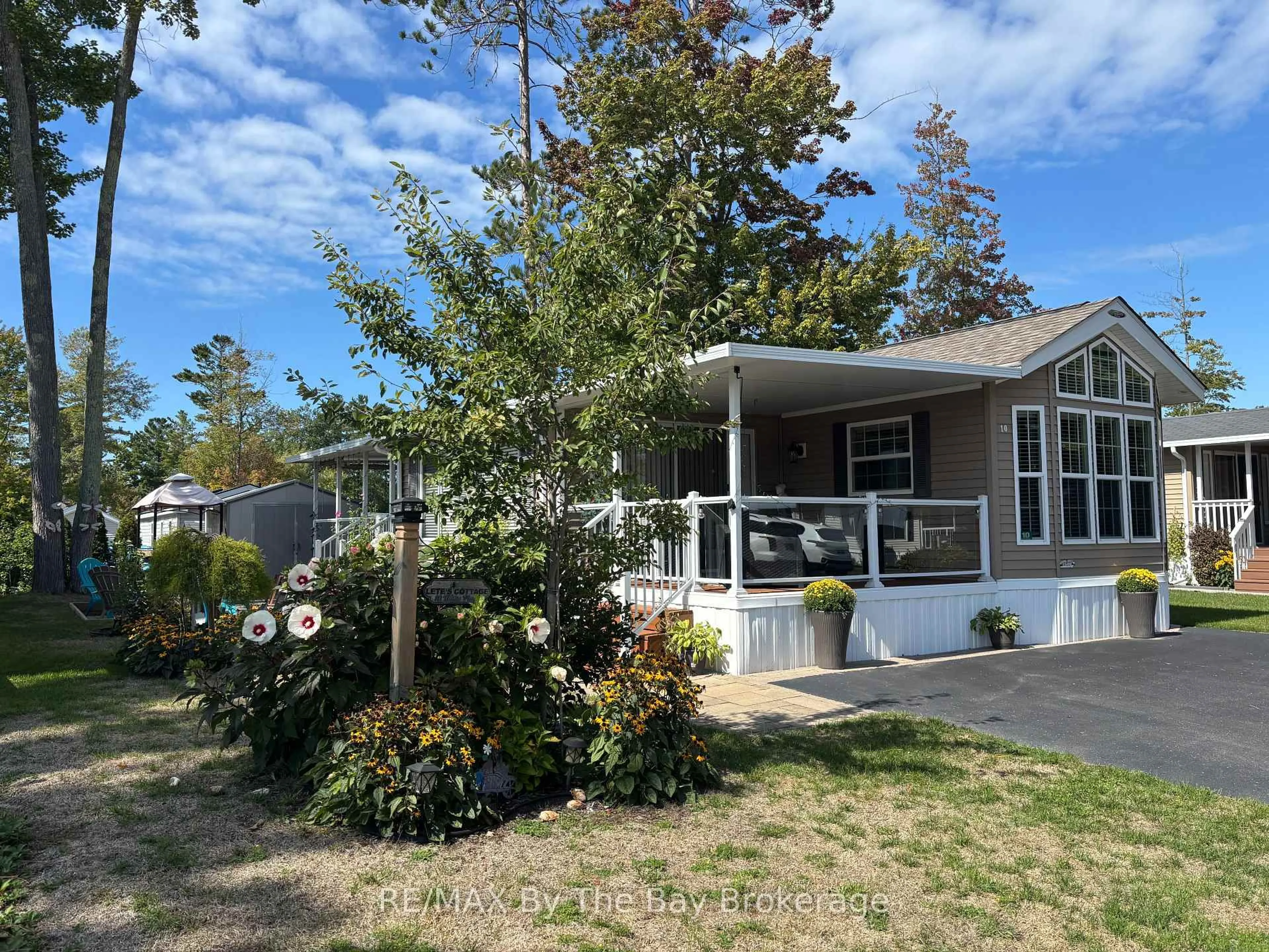 Home with vinyl exterior material, street for 10 WHITE PINES Tr, Wasaga Beach Ontario L9Z 1X7