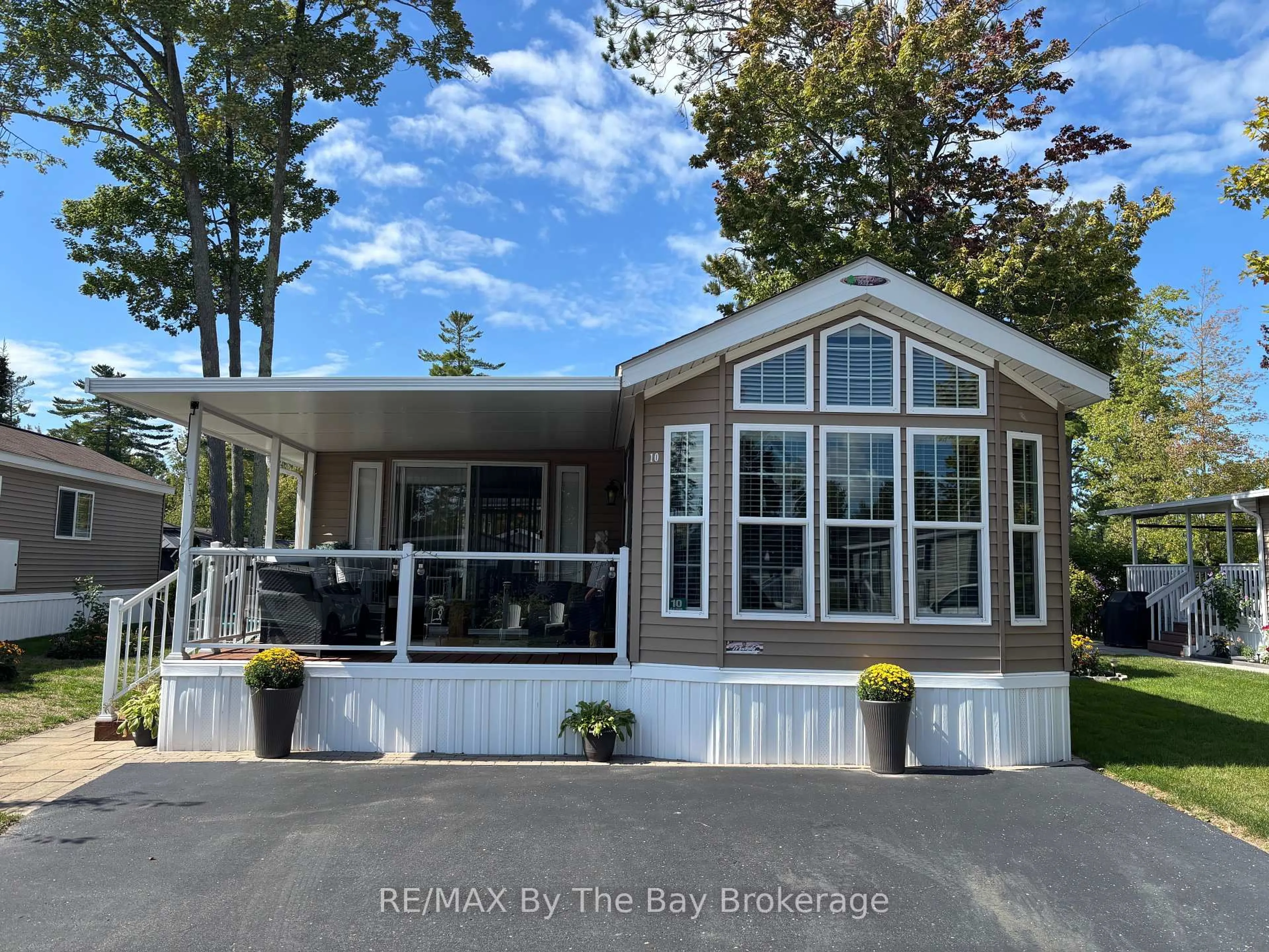 Home with vinyl exterior material, water/lake/river/ocean view for 10 WHITE PINES Tr, Wasaga Beach Ontario L9Z 1X7