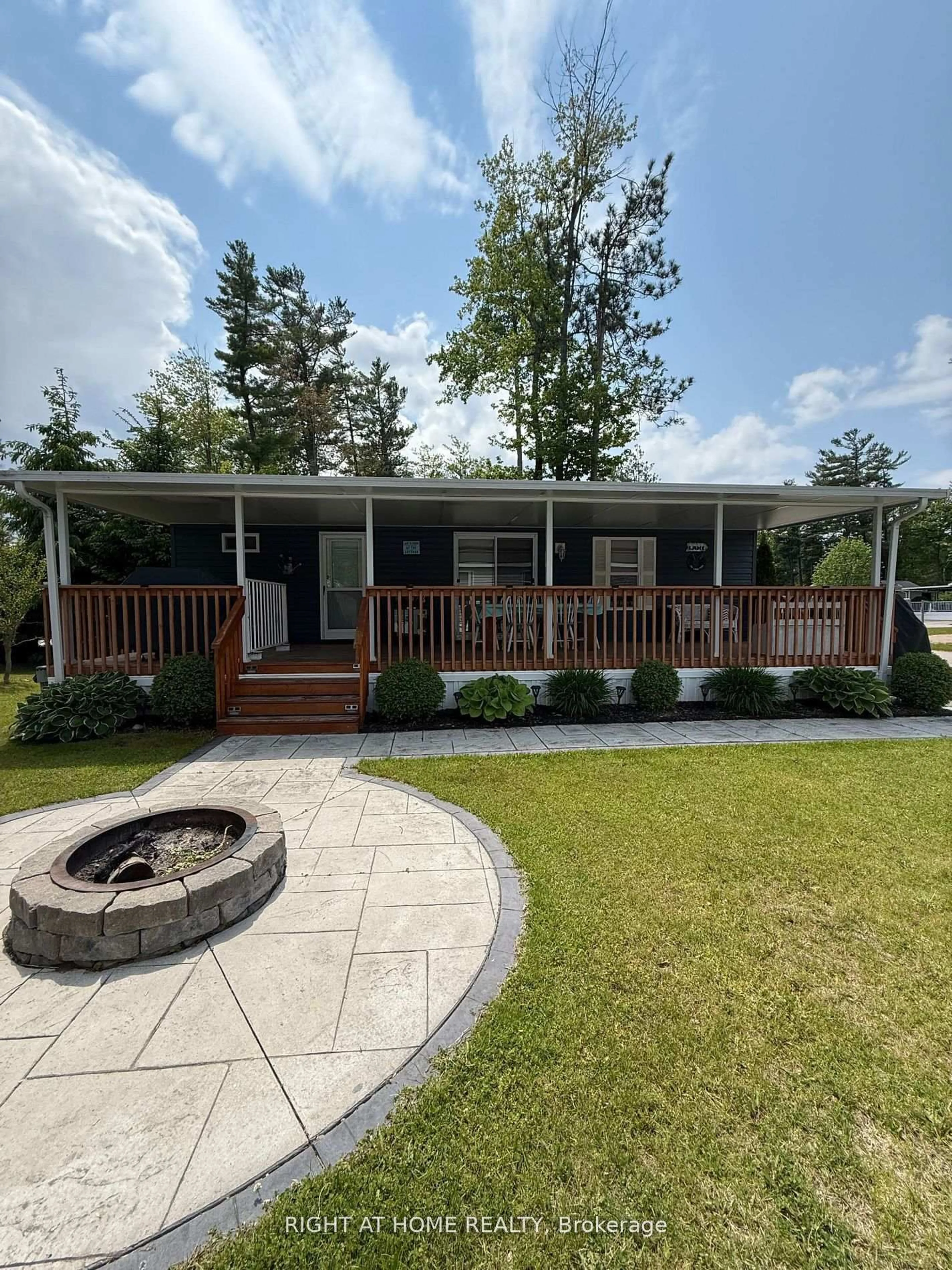 Home with vinyl exterior material, unknown for 7 Nipagon Circ, Wasaga Beach Ontario L9Z 2M2