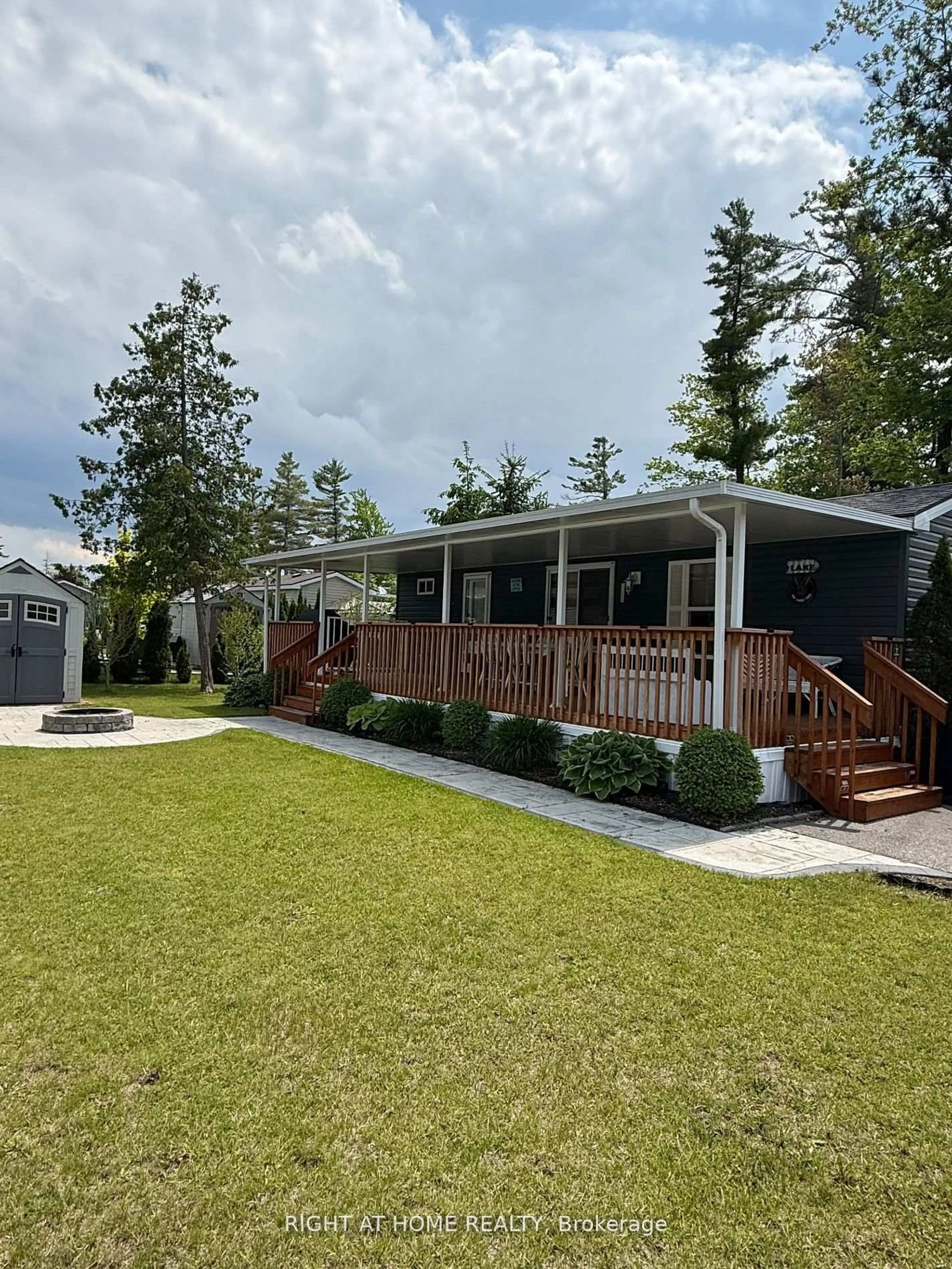 Home with vinyl exterior material, street for 7 Nipagon Circ, Wasaga Beach Ontario L9Z 2M2