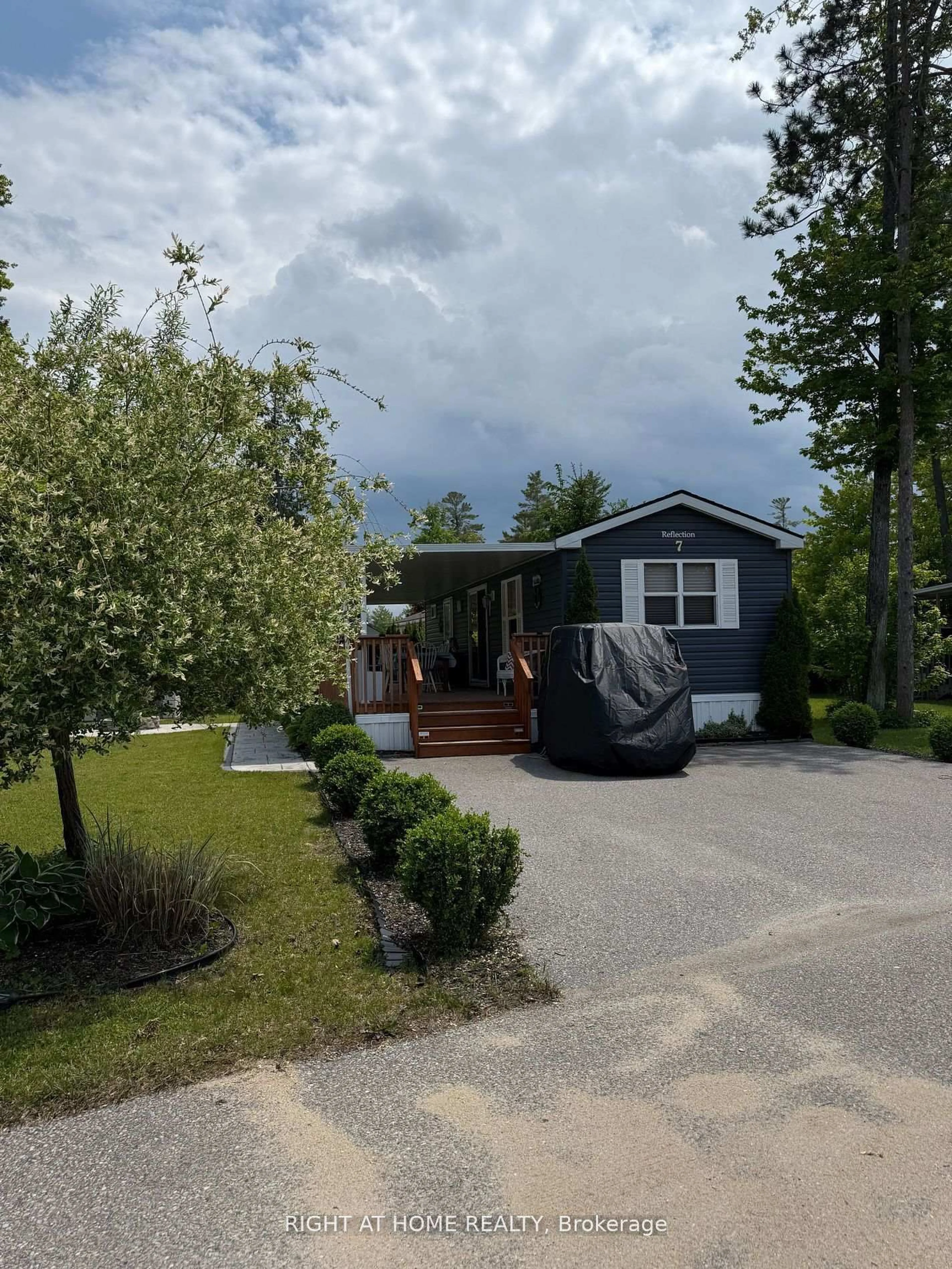 Home with vinyl exterior material, street for 7 Nipagon Circ, Wasaga Beach Ontario L9Z 2M2