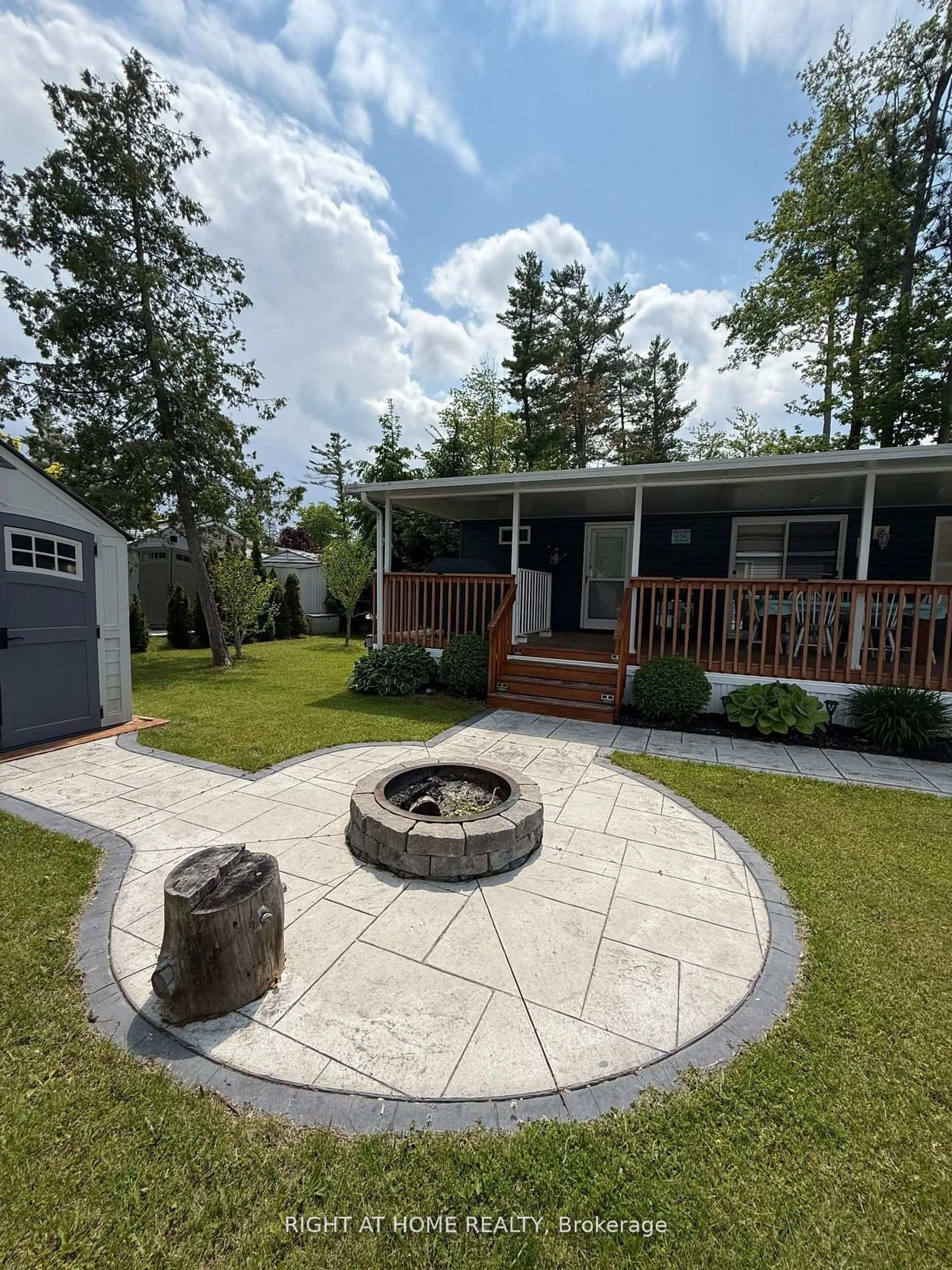 Home with vinyl exterior material, street for 7 Nipagon Circ, Wasaga Beach Ontario L9Z 2M2