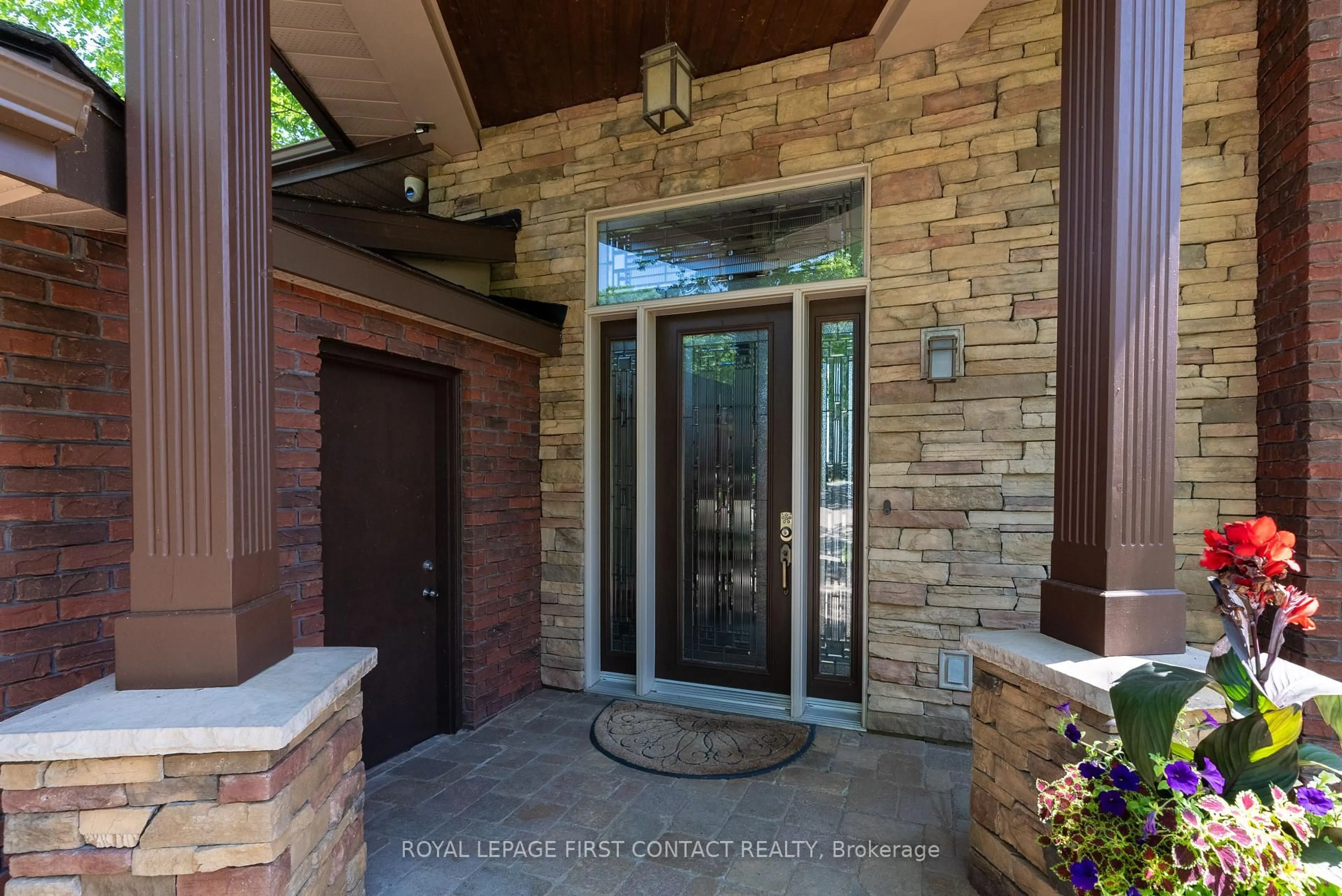 Indoor entryway for 13 Georgina Dr, Oro-Medonte Ontario L4M 1E9