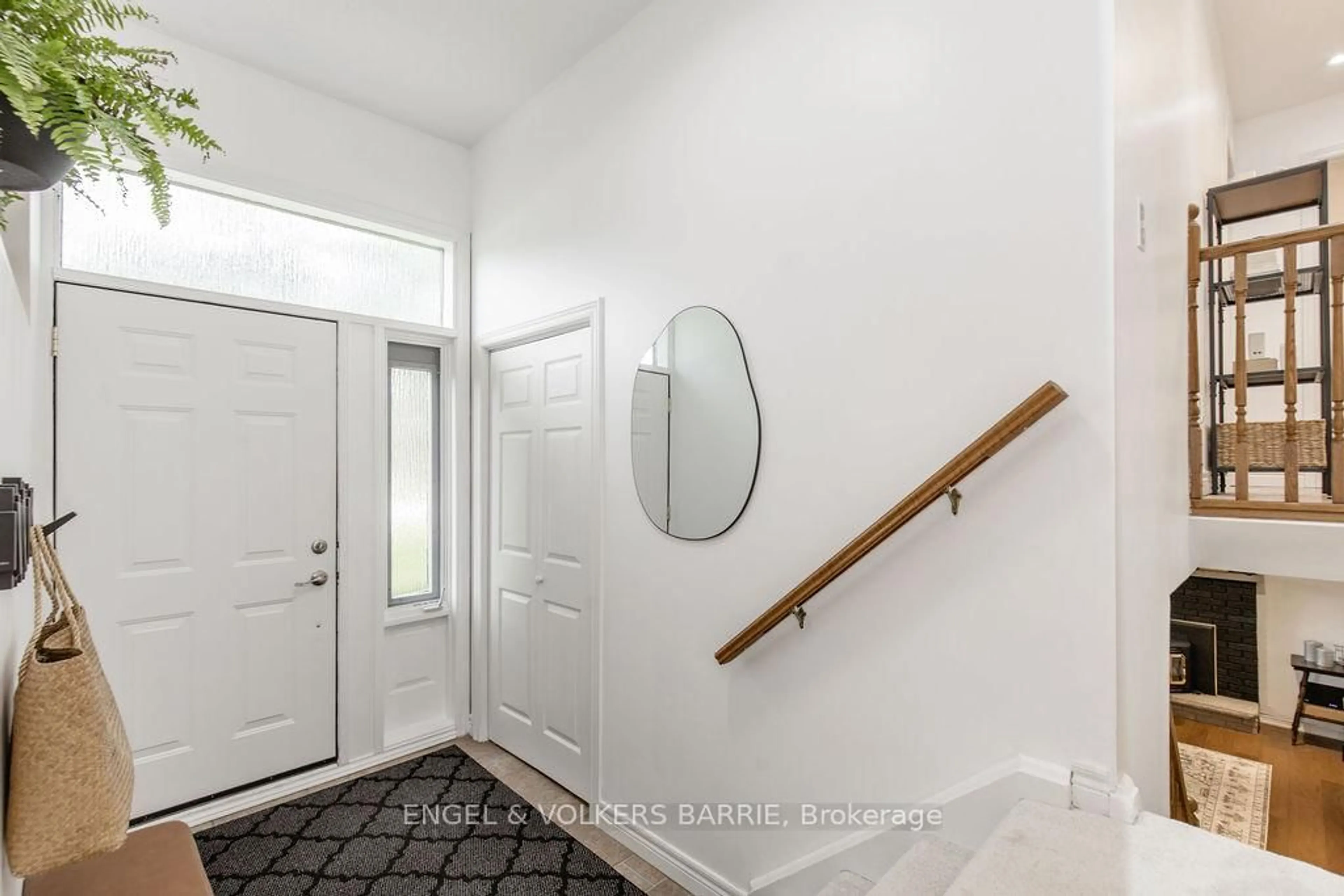 Indoor entryway for 1243 St. Vincent St, Springwater Ontario L9X 0P5