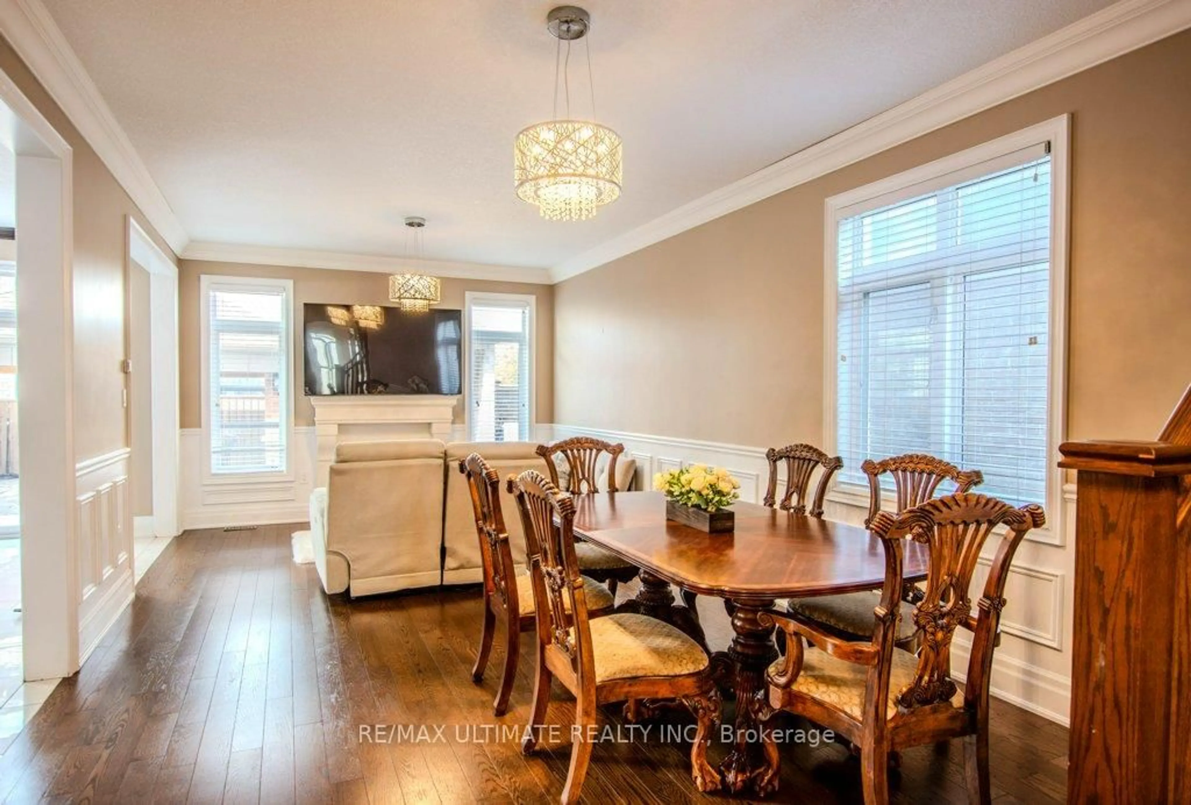 Dining room, wood/laminate floor for 38 Catherine Dr, Barrie Ontario L4N 6Z3