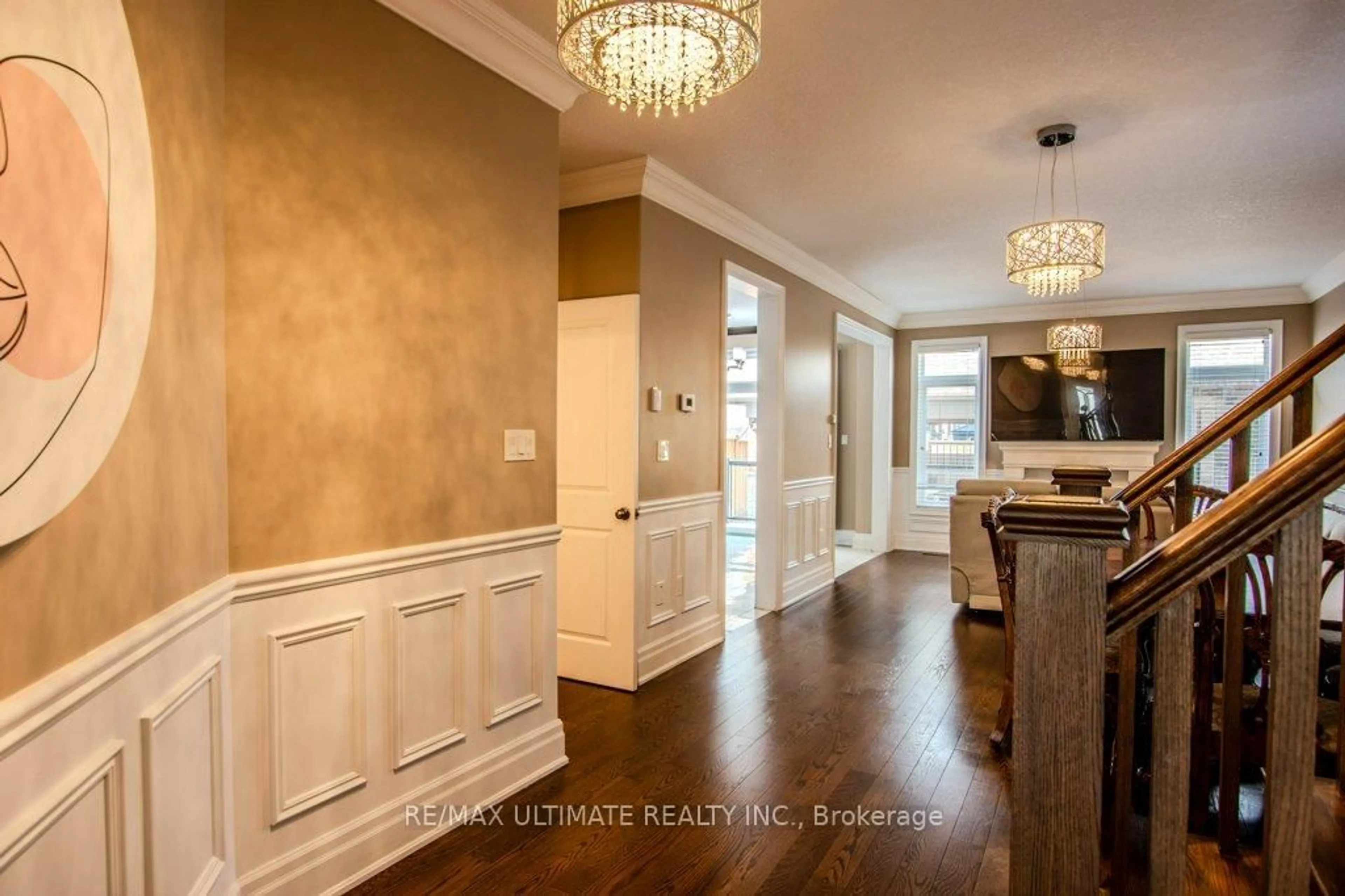 Indoor entryway for 38 Catherine Dr, Barrie Ontario L4N 6Z3