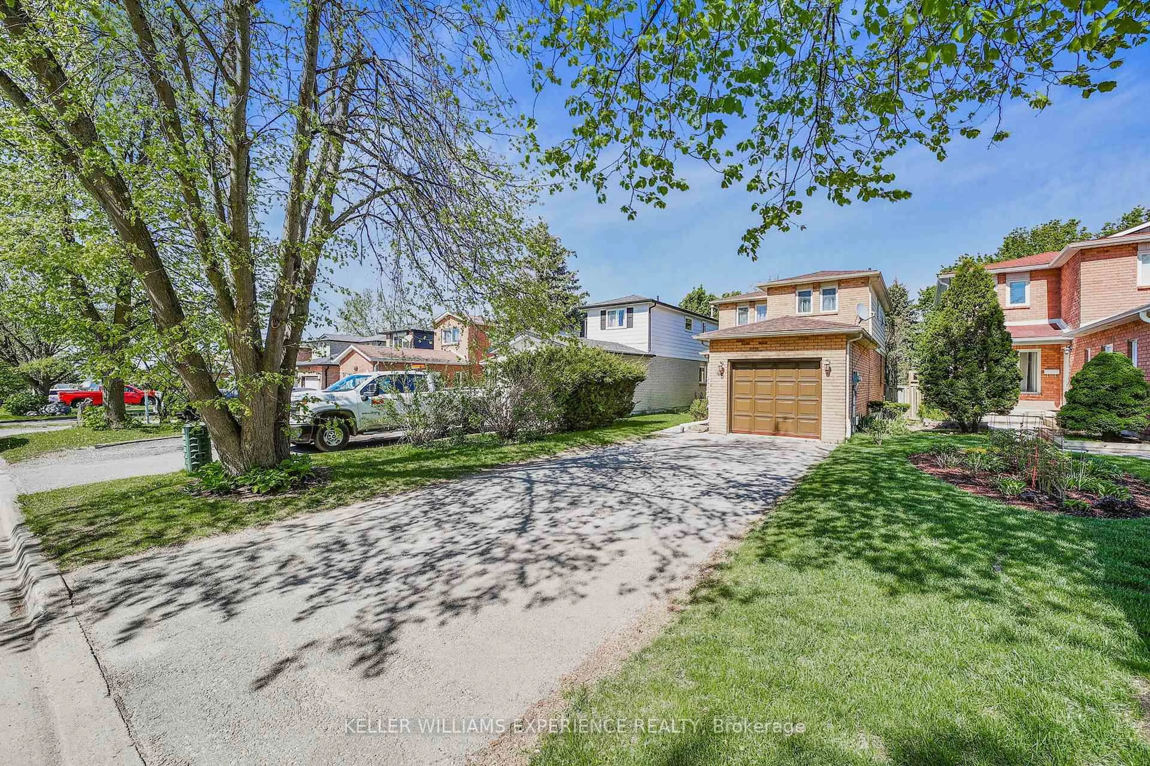 A pic from outside/outdoor area/front of a property/back of a property/a pic from drone, street for 45 Garden Dr, Barrie Ontario L4N 5T8