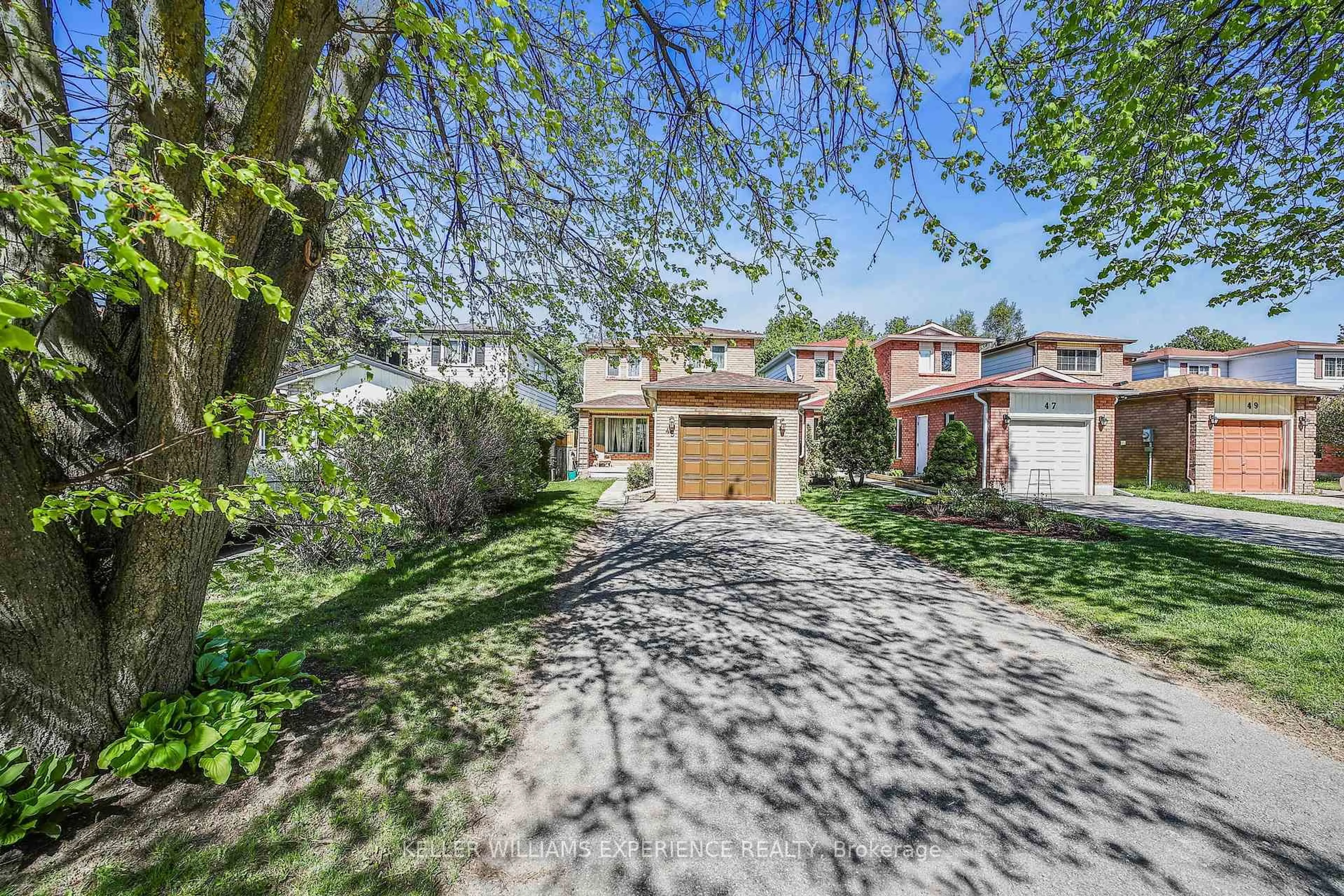 A pic from outside/outdoor area/front of a property/back of a property/a pic from drone, street for 45 Garden Dr, Barrie Ontario L4N 5T8
