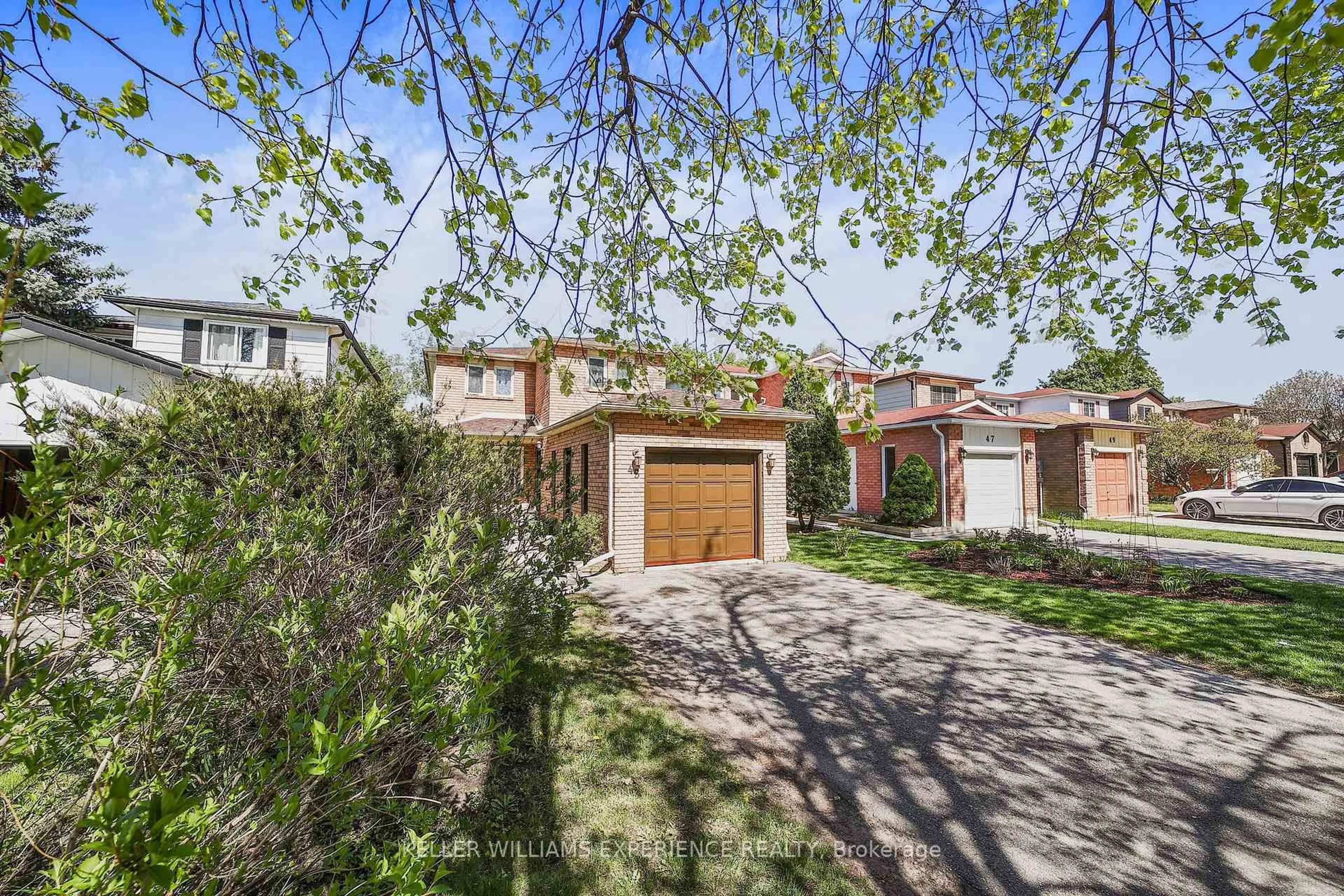 A pic from outside/outdoor area/front of a property/back of a property/a pic from drone, street for 45 Garden Dr, Barrie Ontario L4N 5T8