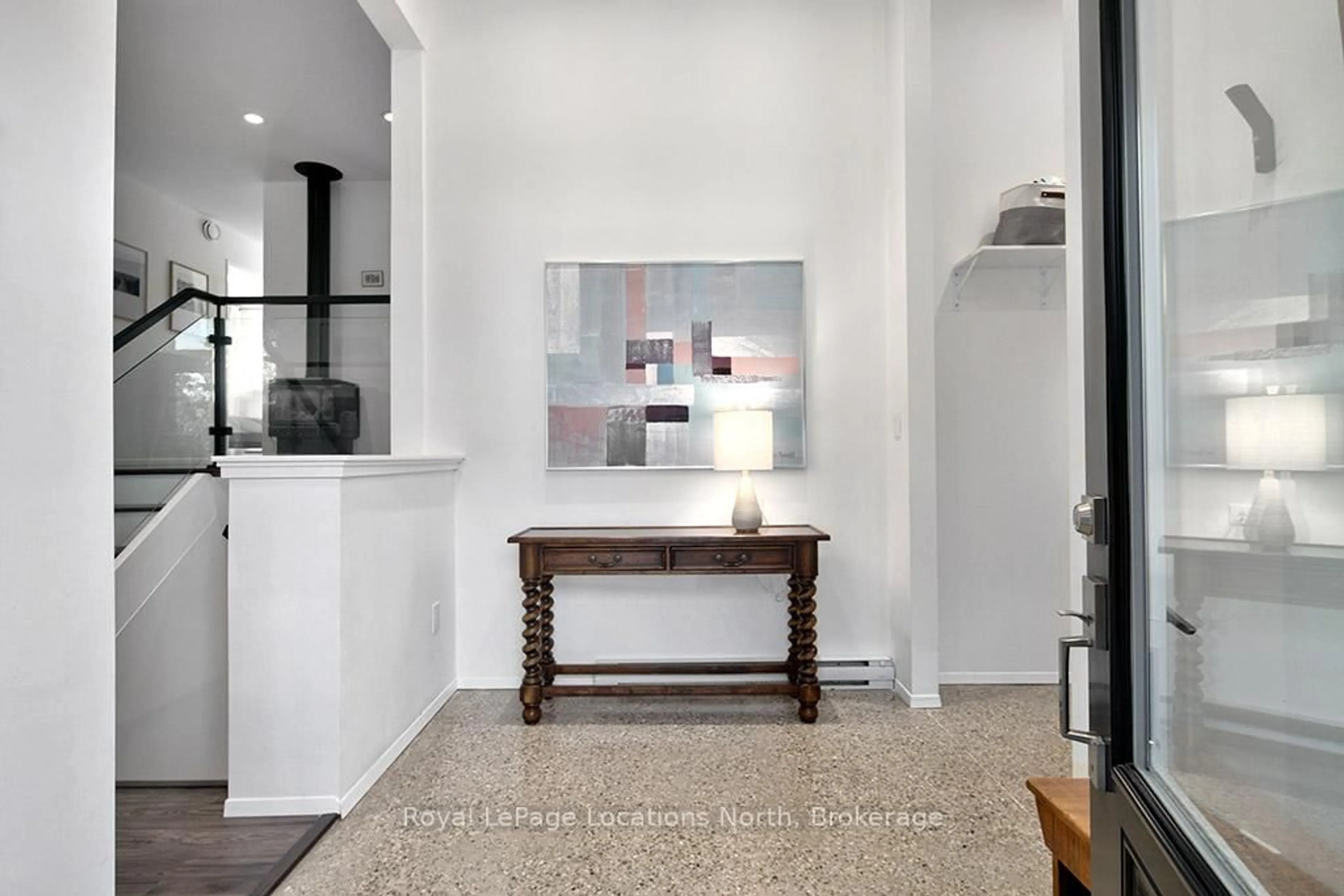 Indoor entryway for 101 Minnesota St, Collingwood Ontario L9Y 3S3