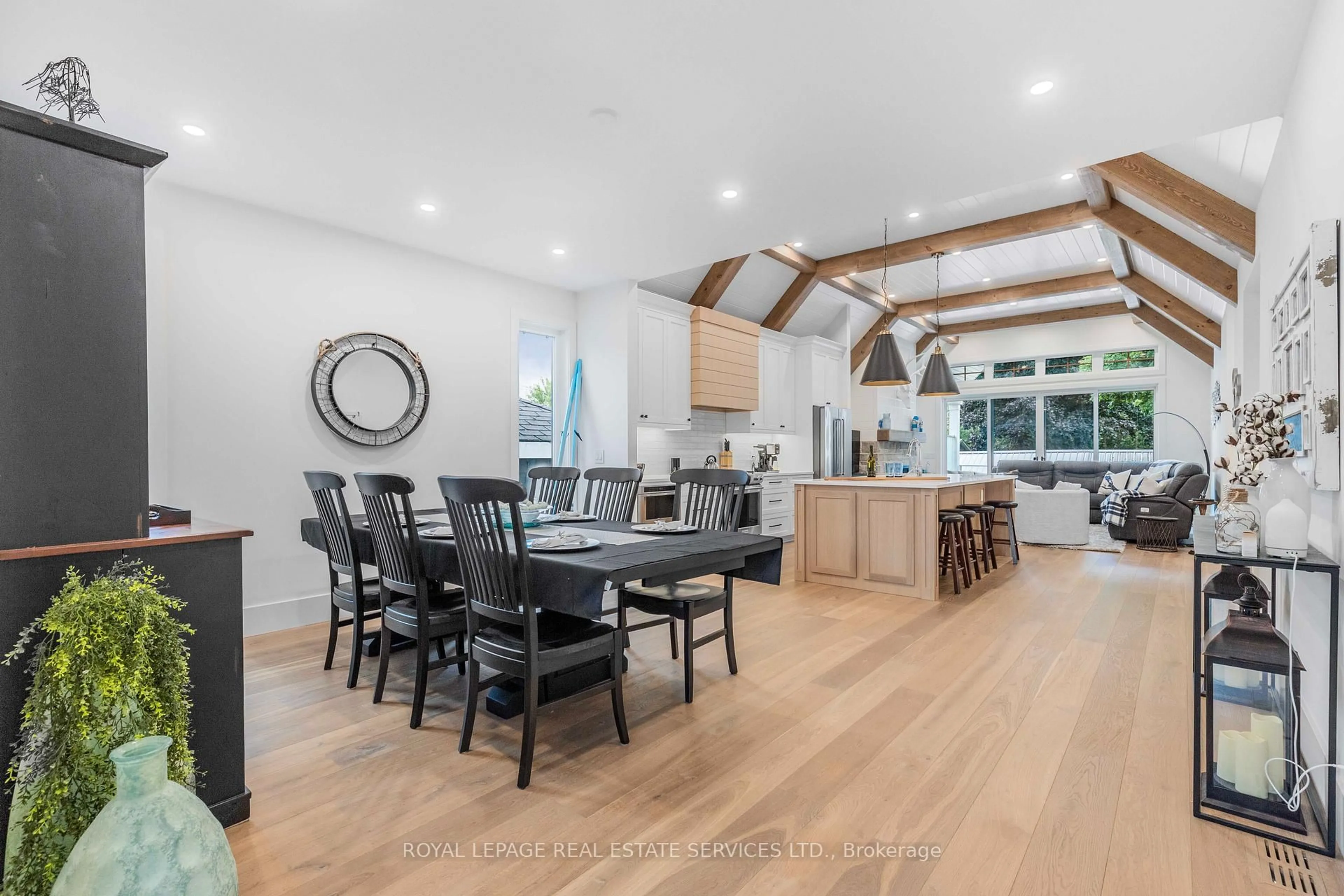 Open concept kitchen, wood/laminate floor for 53 Niagara St, Collingwood Ontario L9Y 3X1