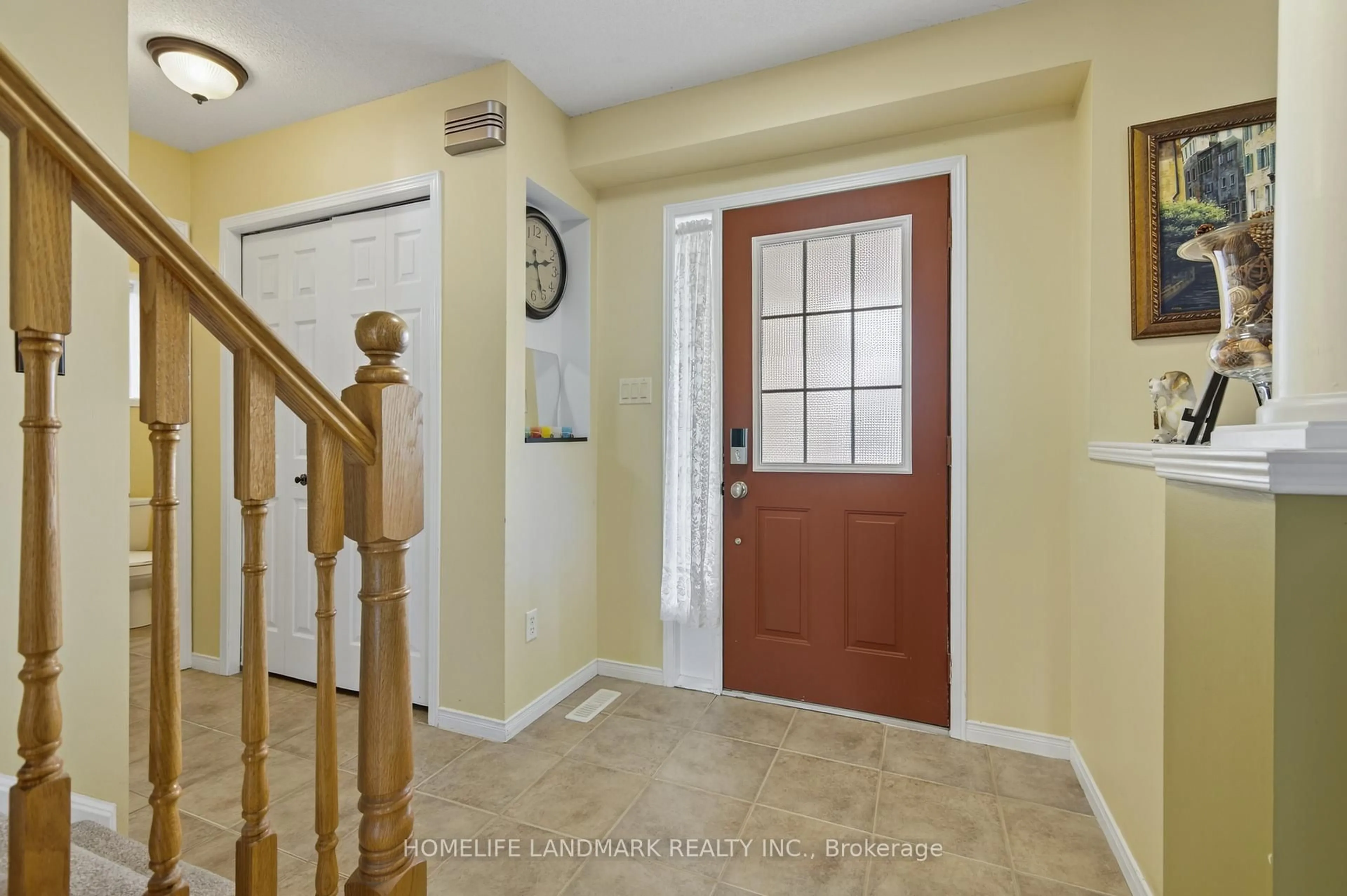 Indoor entryway for 352 Georgian Dr, Barrie Ontario L4M 7B6