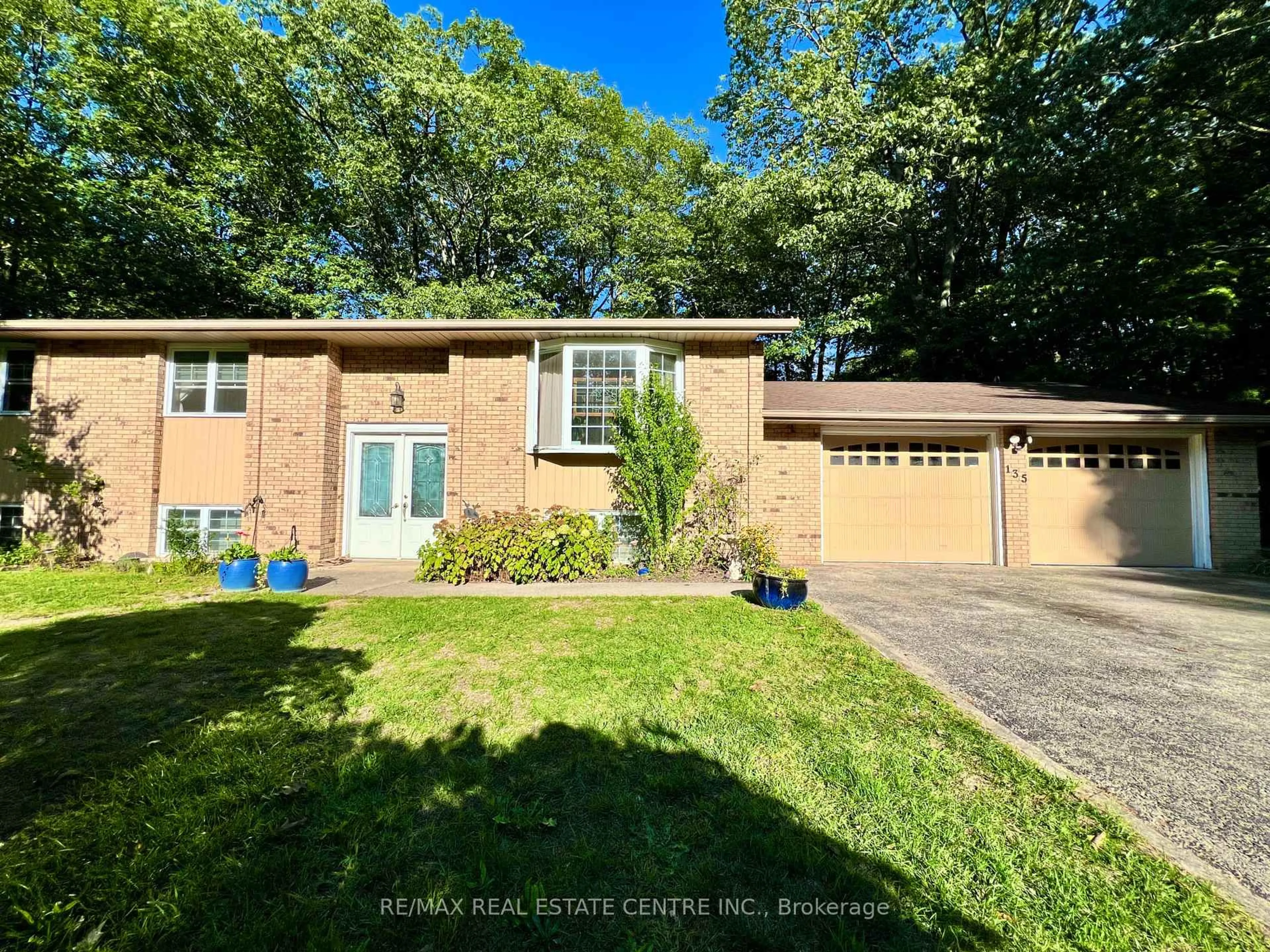 A pic from outside/outdoor area/front of a property/back of a property/a pic from drone, water/lake/river/ocean view for 135 CHRISTOPHER Ave, Wasaga Beach Ontario L9Z 1S4
