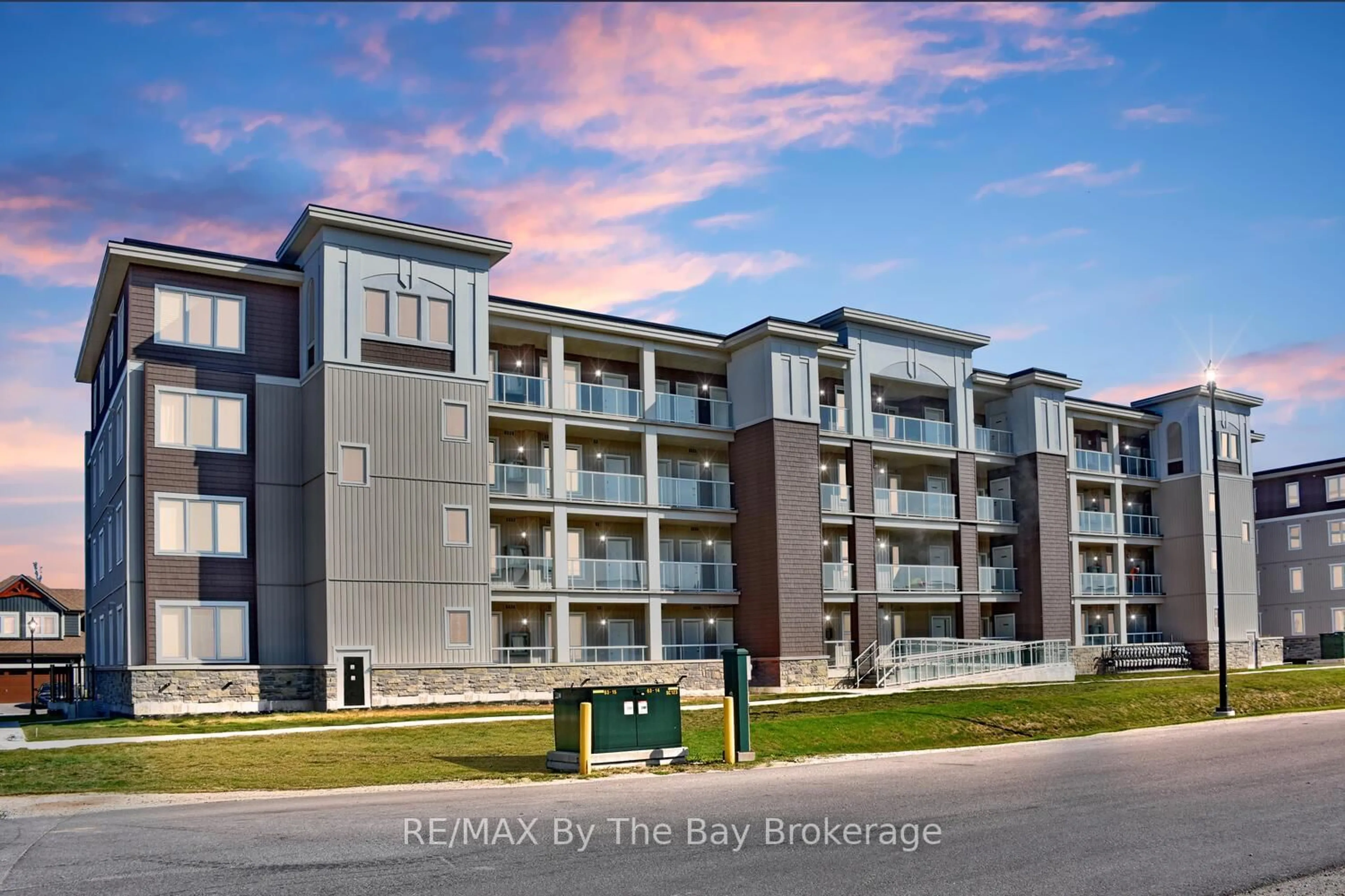 A pic from outside/outdoor area/front of a property/back of a property/a pic from drone, building for 17 Spooner Cres #206, Collingwood Ontario L9Y 1T3