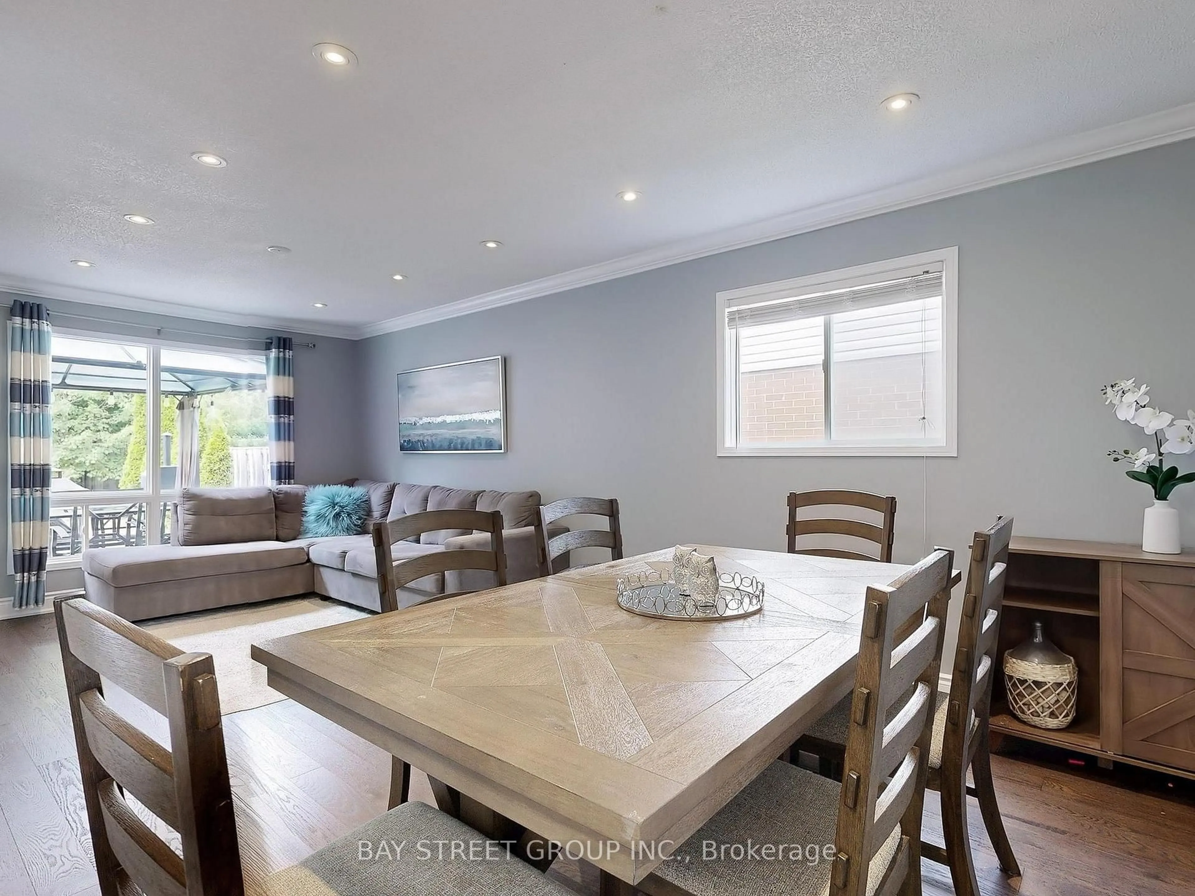 Dining room, wood/laminate floor for 16 Bates Crt, Barrie Ontario L4N 8L8