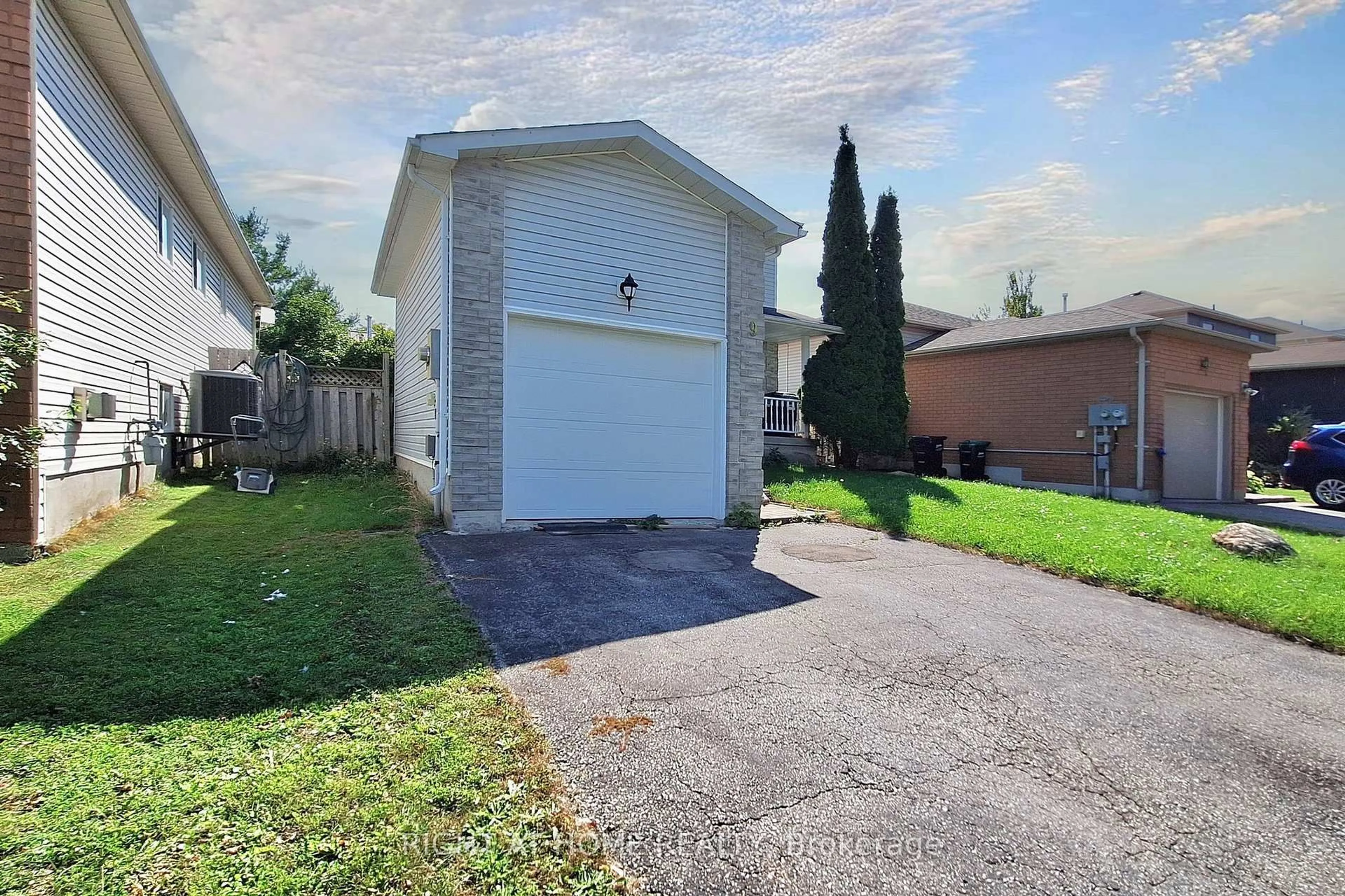 Unknown for 9 Ward Dr, Barrie Ontario L4N 7N9