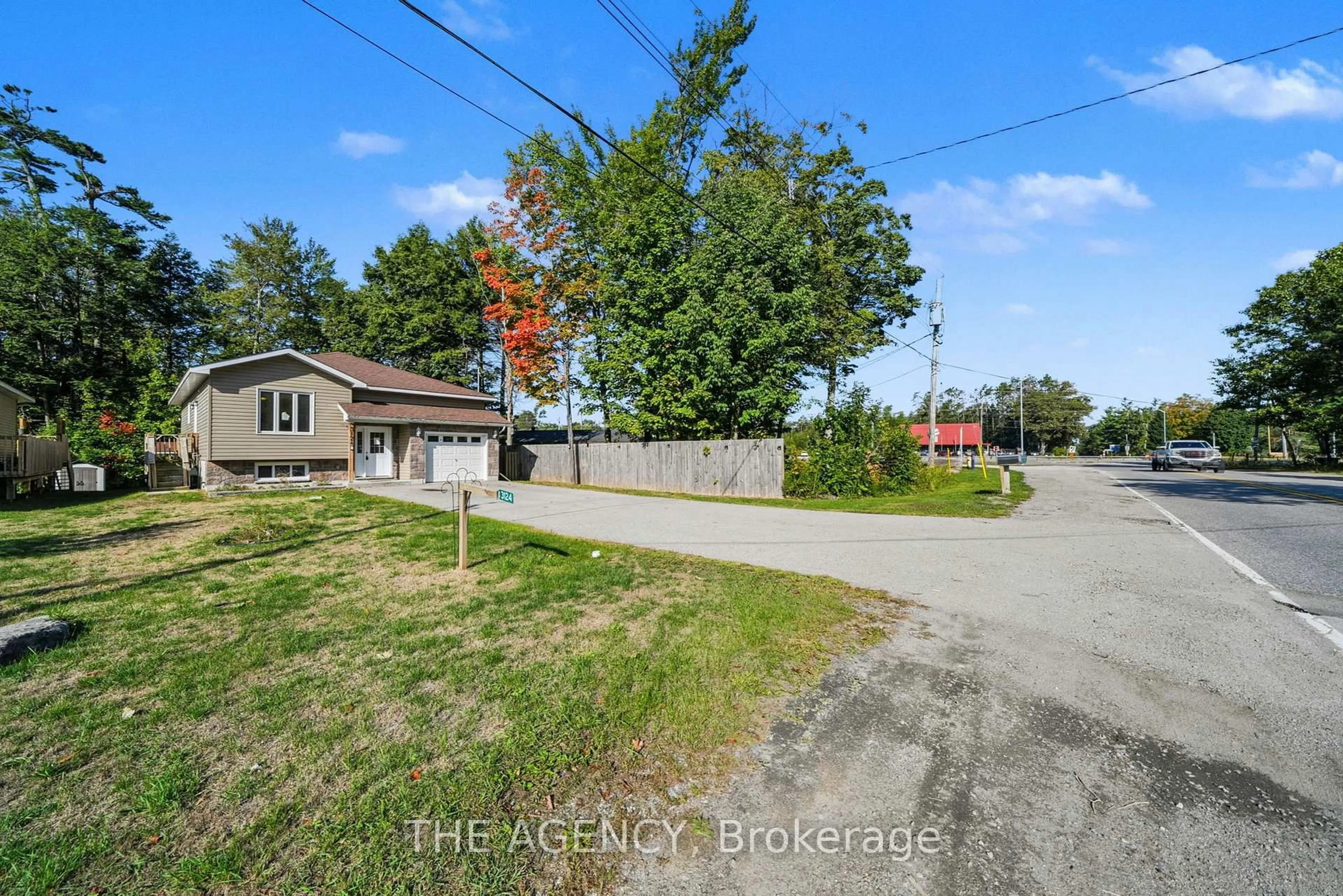 A pic from outside/outdoor area/front of a property/back of a property/a pic from drone, street for 3124 Goldstein Rd, Severn Ontario L0K 2B0