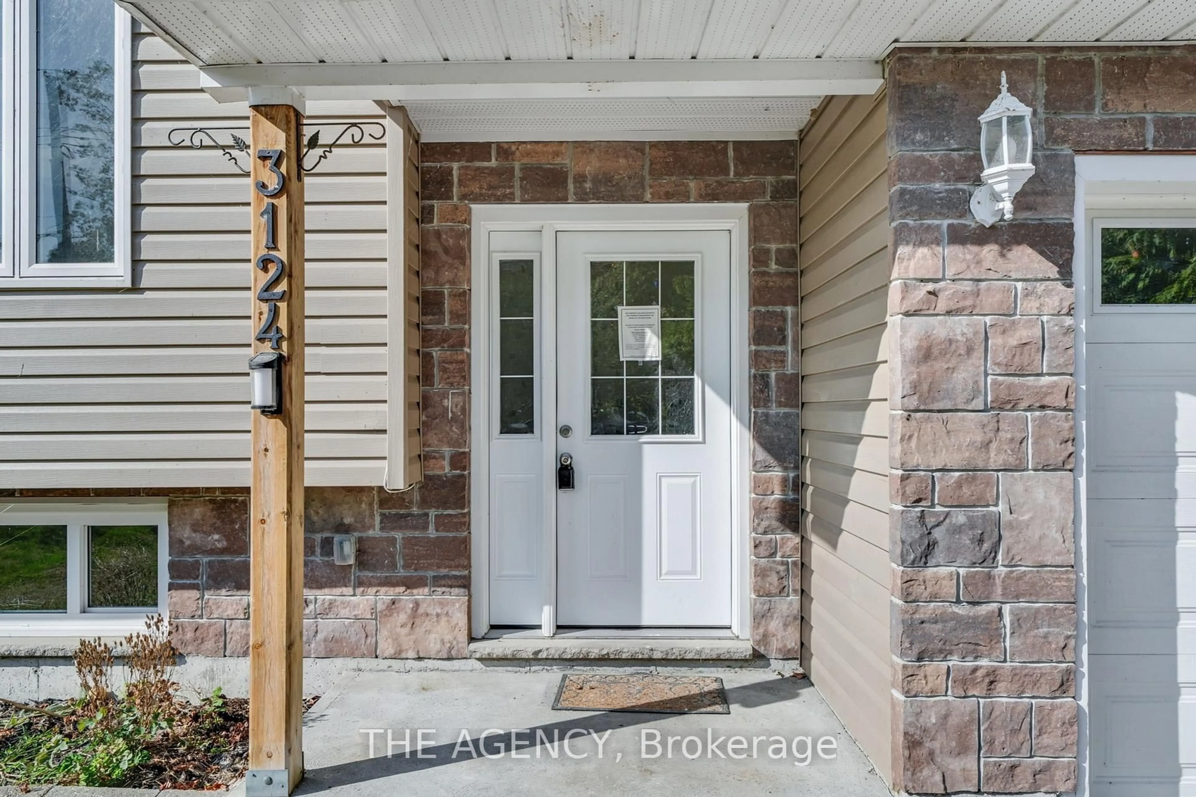 Indoor entryway for 3124 Goldstein Rd, Severn Ontario L0K 2B0