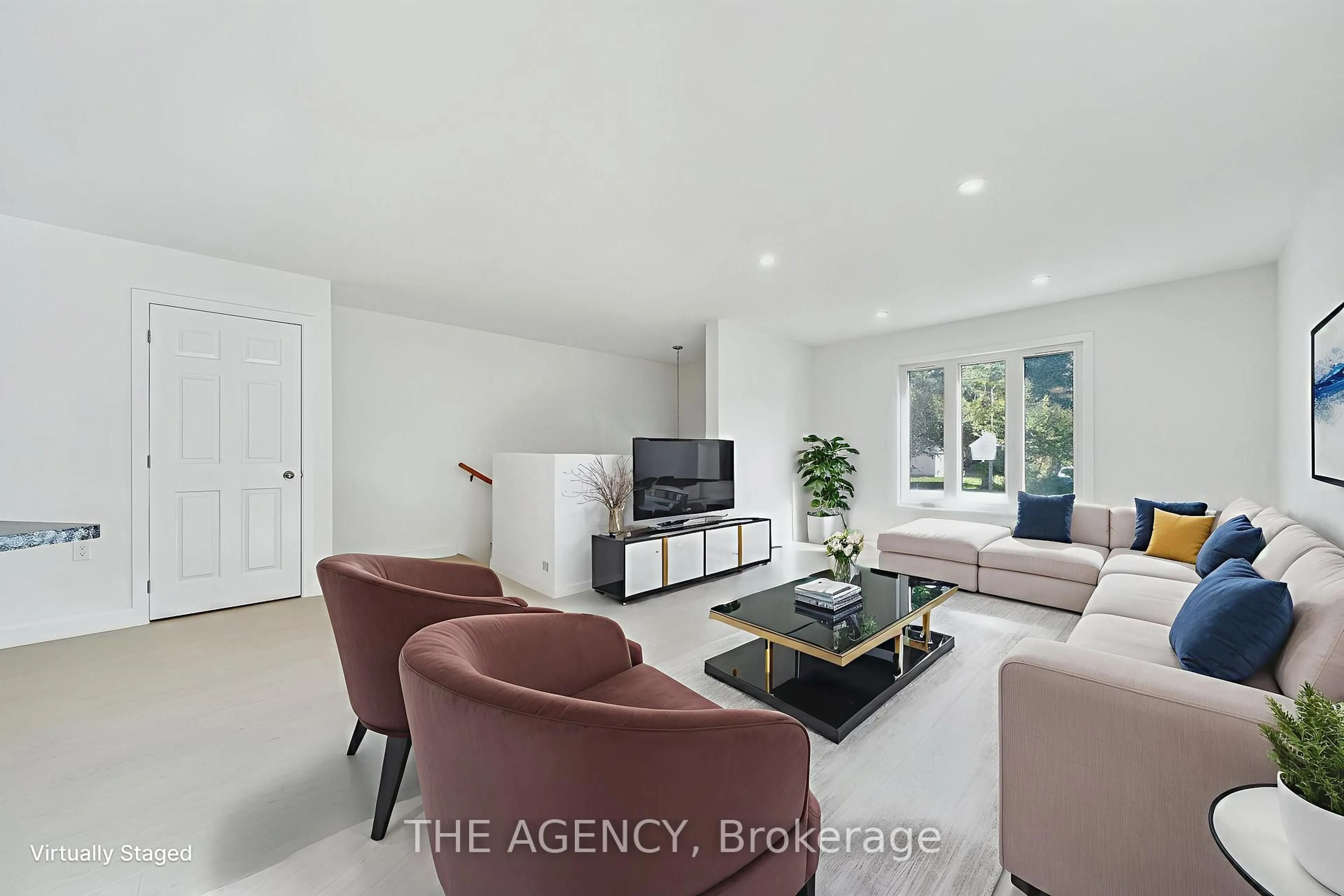 Living room with furniture, unknown for 3124 Goldstein Rd, Severn Ontario L0K 2B0
