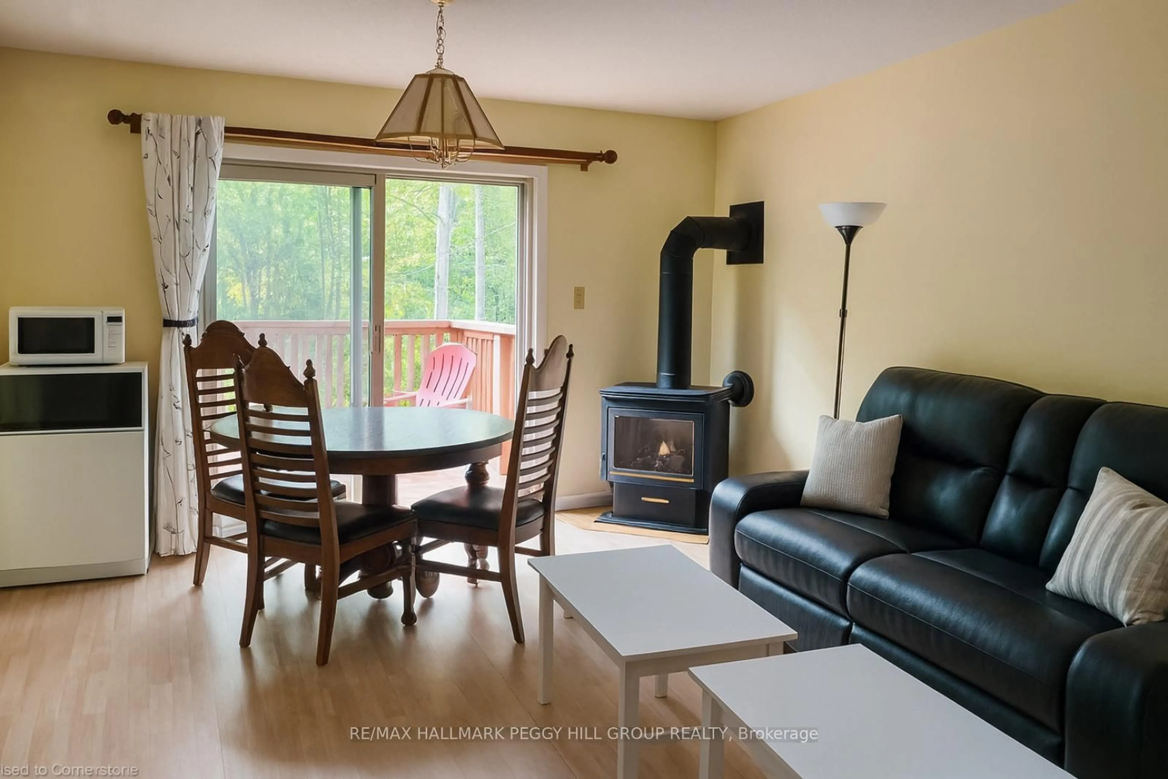 Living room with furniture, wood/laminate floor for 21 Evergreen Crt #7, Barrie Ontario L4N 6W8