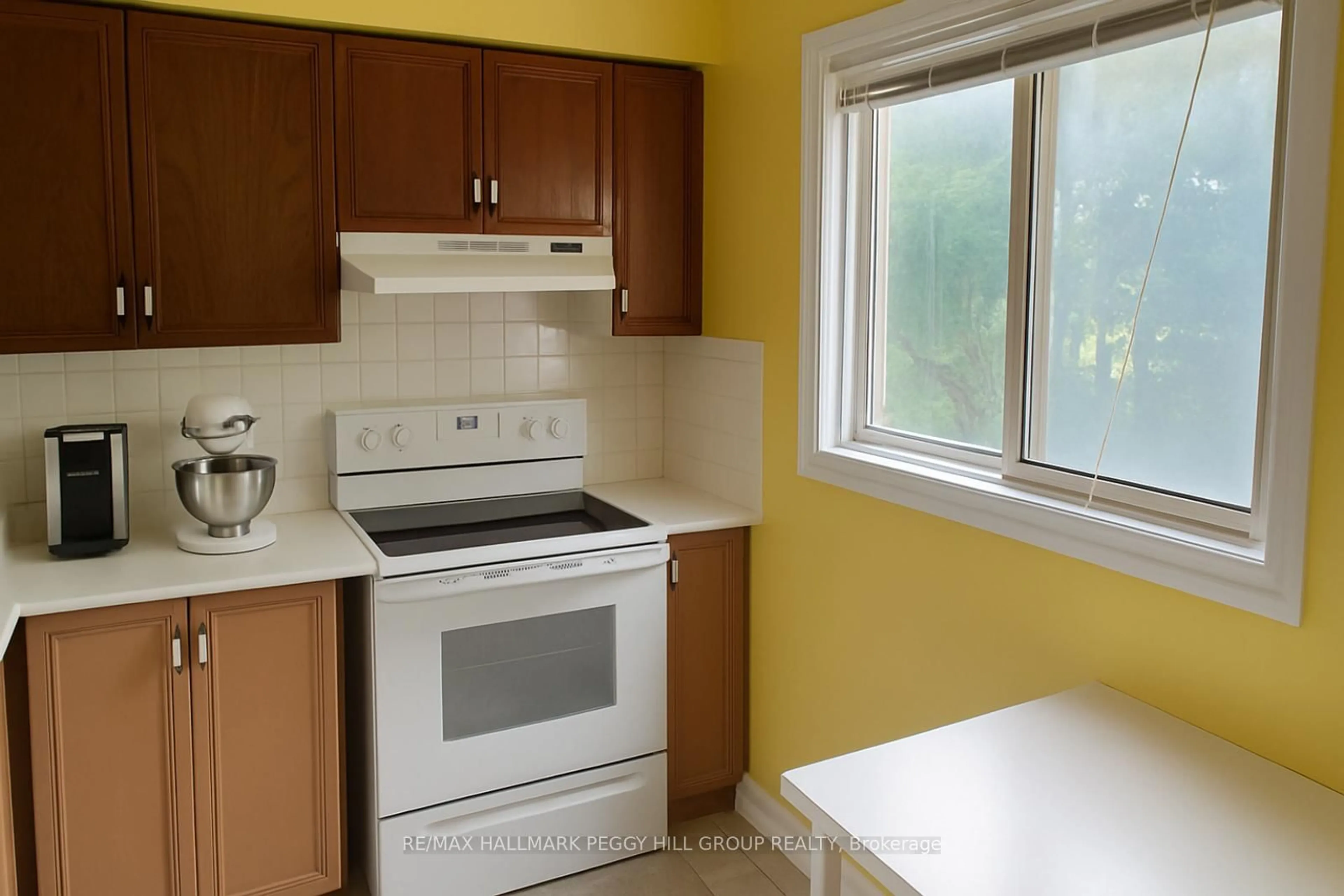 Standard kitchen, unknown for 21 Evergreen Crt #7, Barrie Ontario L4N 6W8