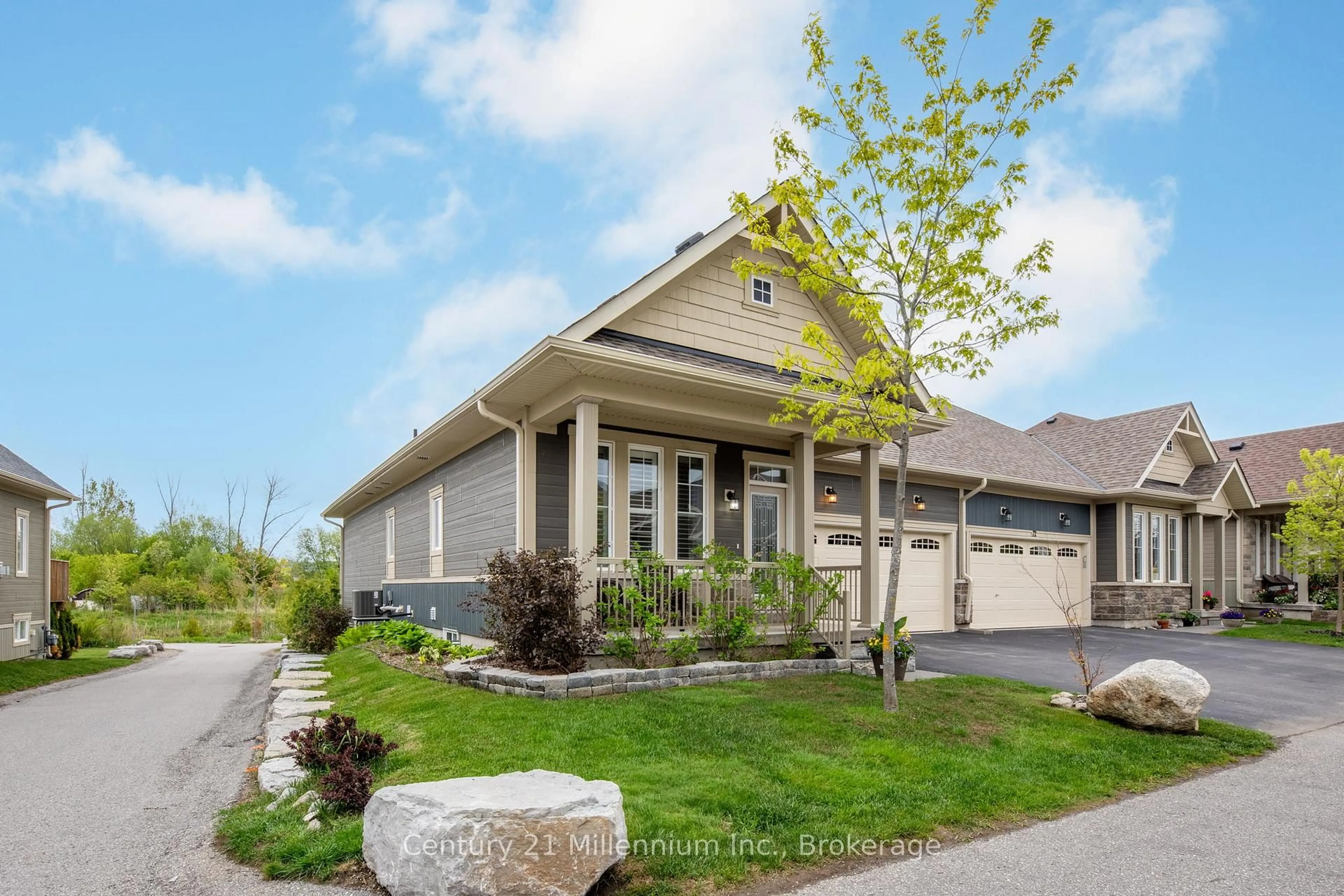 Home with vinyl exterior material, street for 74 Kari Cres, Collingwood Ontario L9Y 0Z7