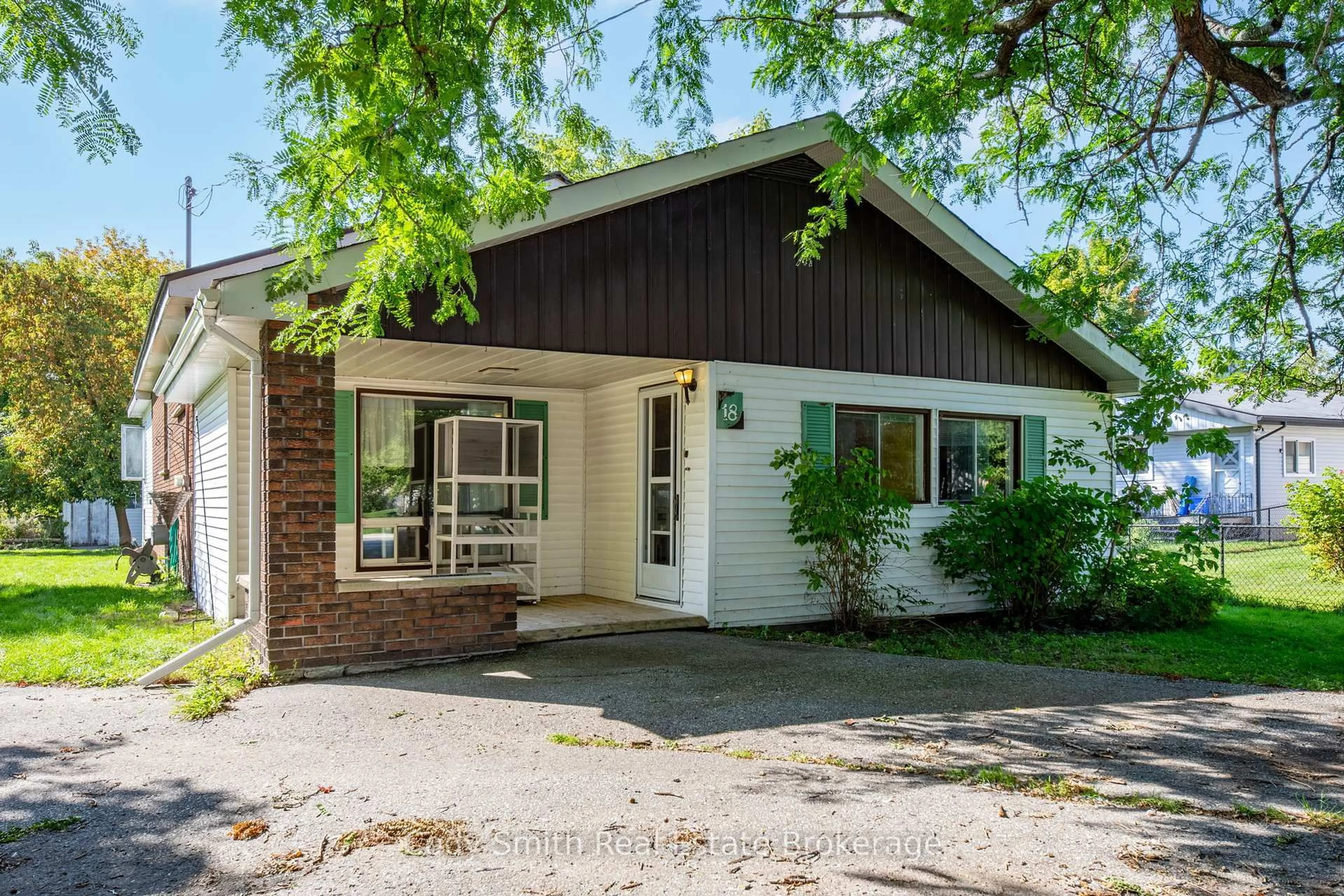 Home with brick exterior material, street for 18 CHATHAM St, Penetanguishene Ontario L9M 1B8