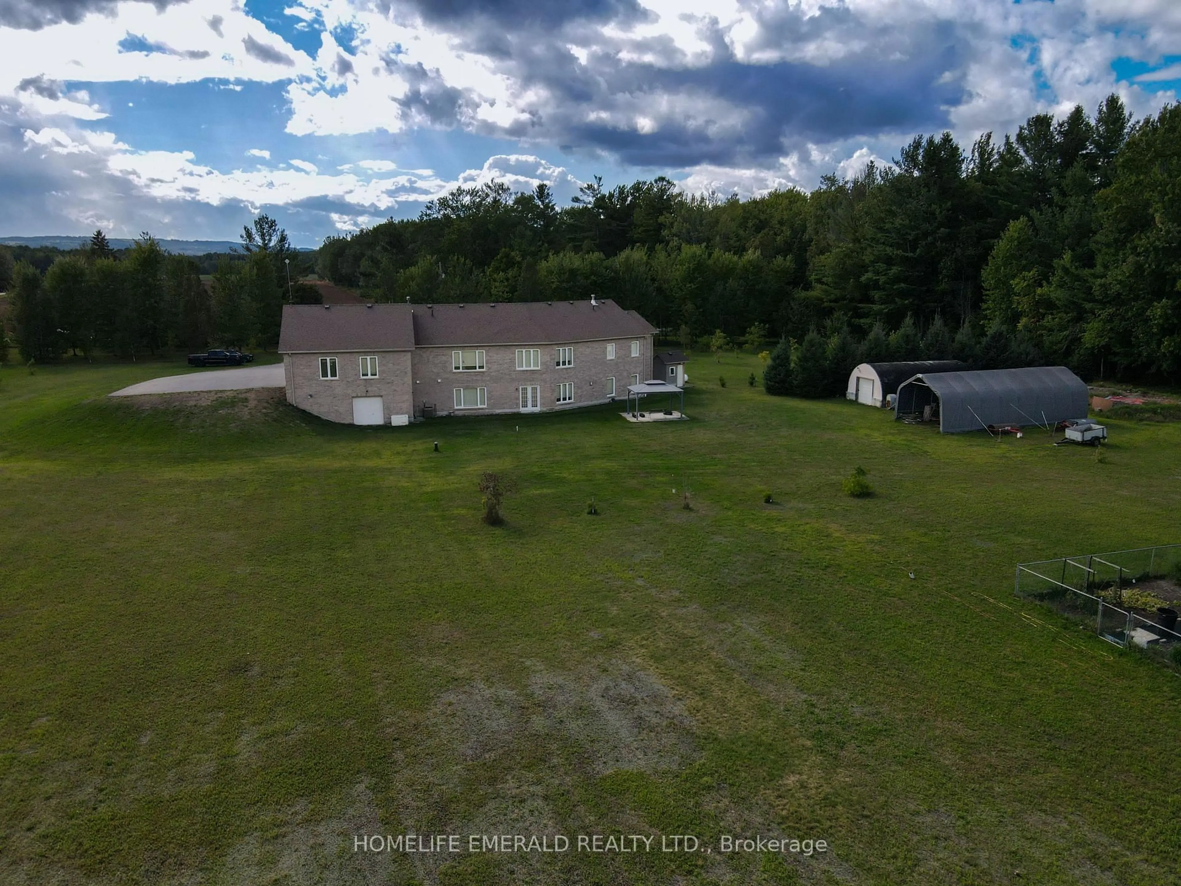 A pic from outside/outdoor area/front of a property/back of a property/a pic from drone, building for 3175 3/4 Concession, Clearview Ontario L0M 1N0
