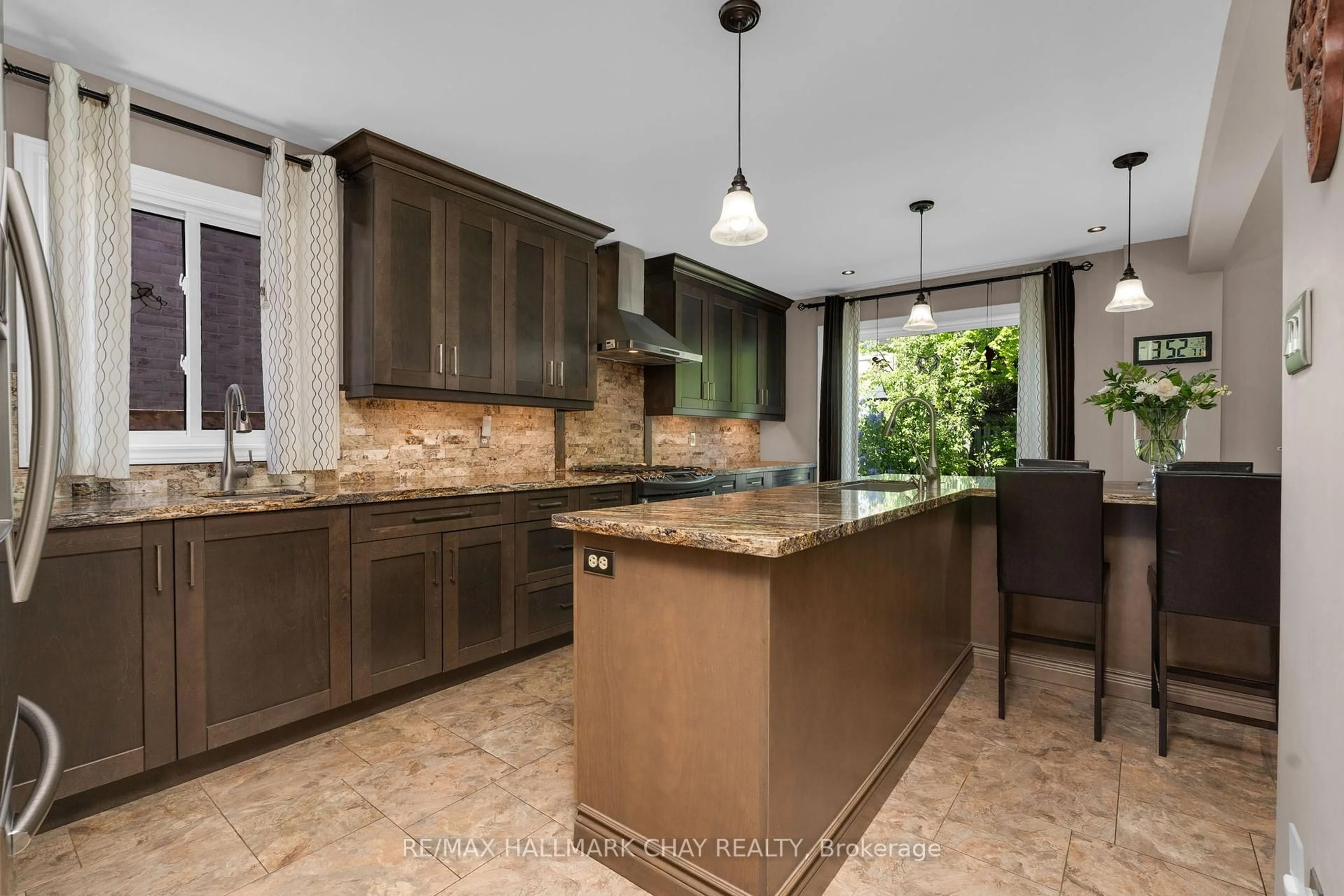 Open concept kitchen, ceramic/tile floor for 3 Meyer Ave, Barrie Ontario L4M 6X2
