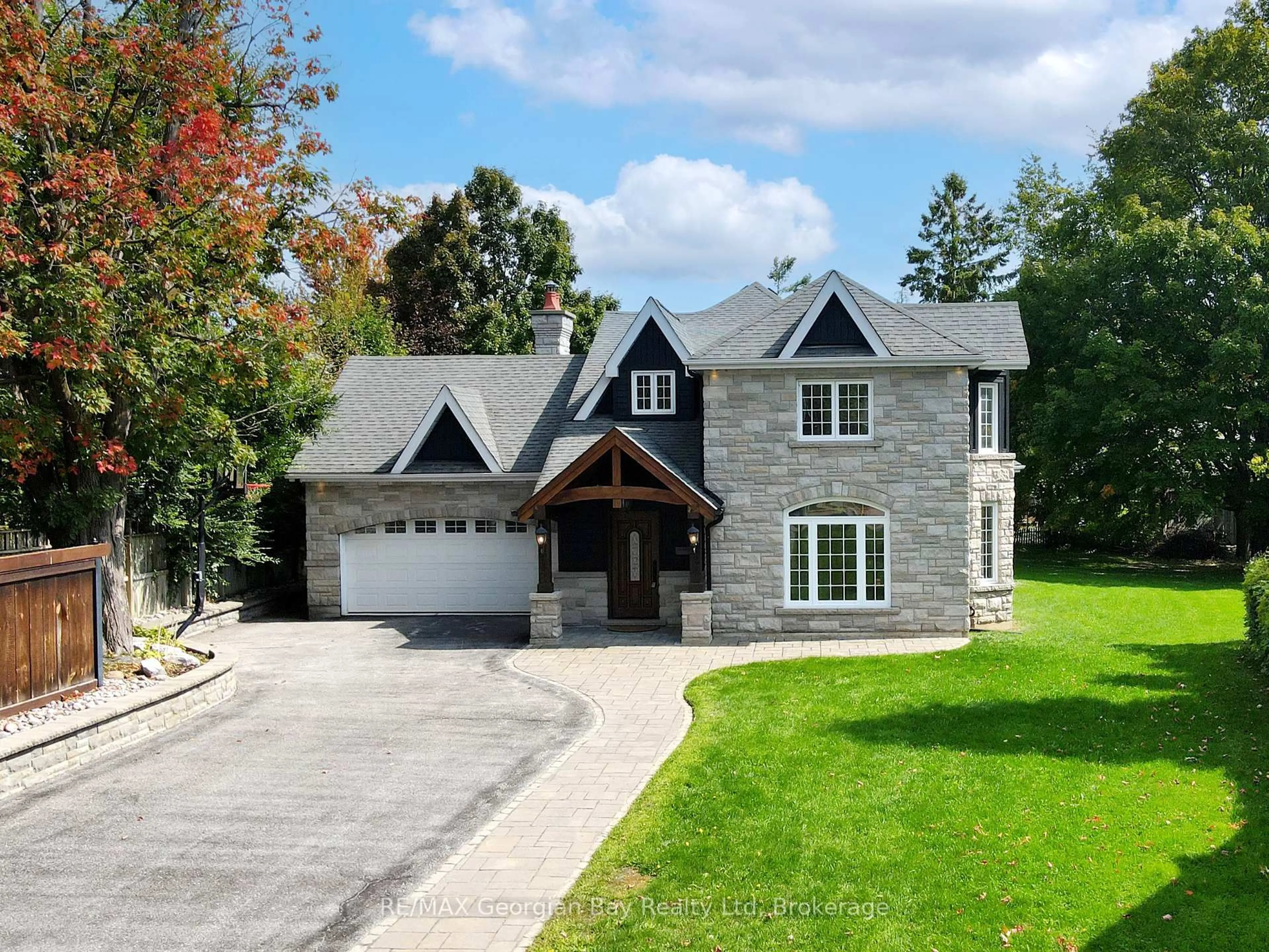 Home with brick exterior material, street for 105 Duckworth St, Barrie Ontario L4M 3V9