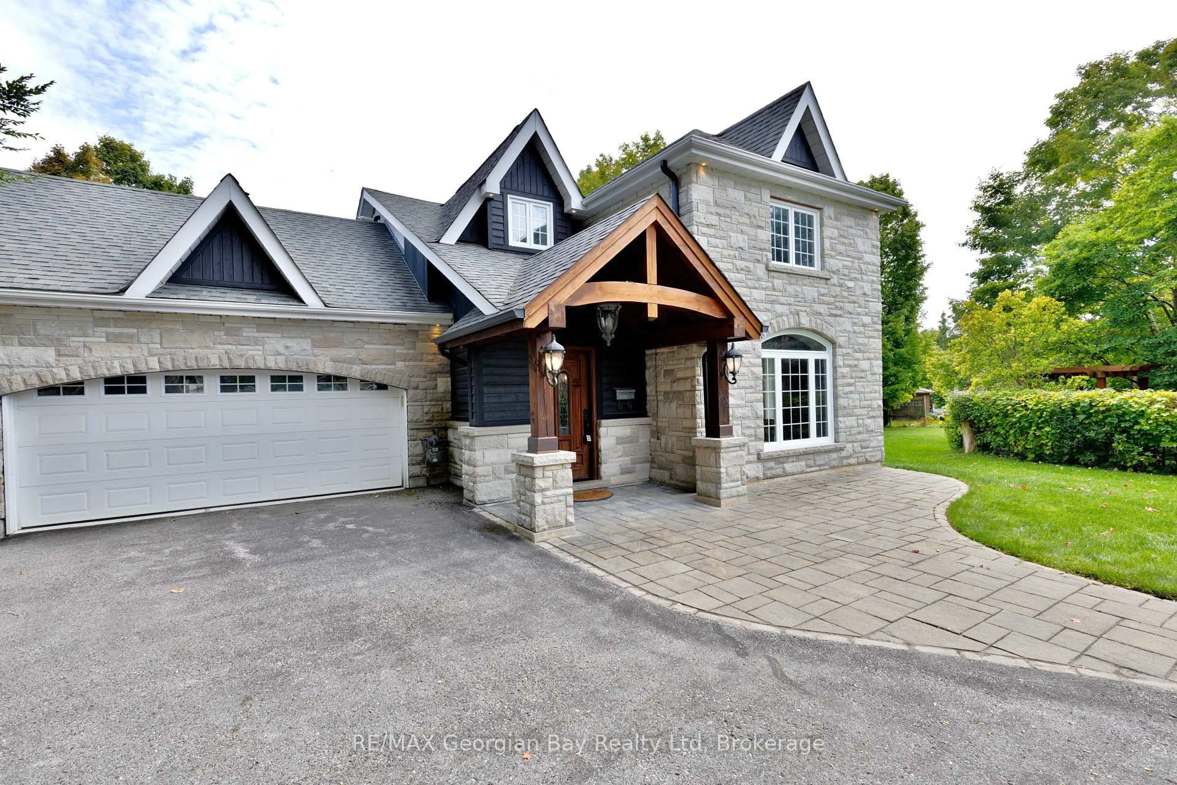 Home with brick exterior material, street for 105 Duckworth St, Barrie Ontario L4M 3V9