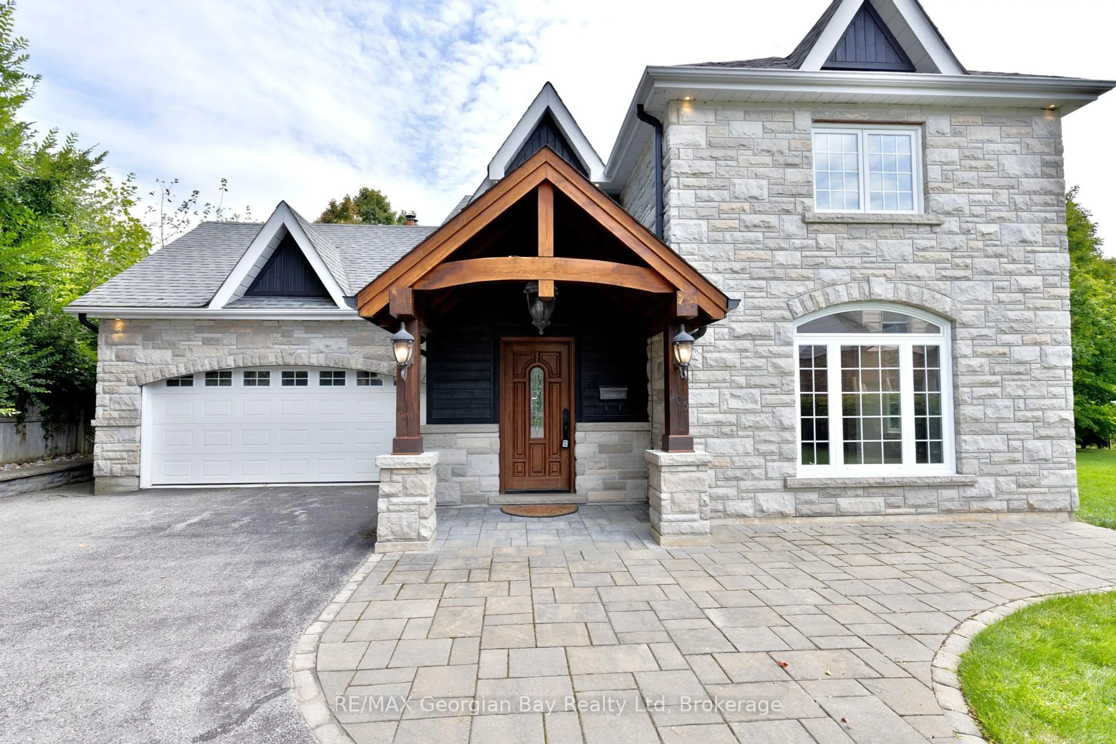 Home with brick exterior material, street for 105 Duckworth St, Barrie Ontario L4M 3V9